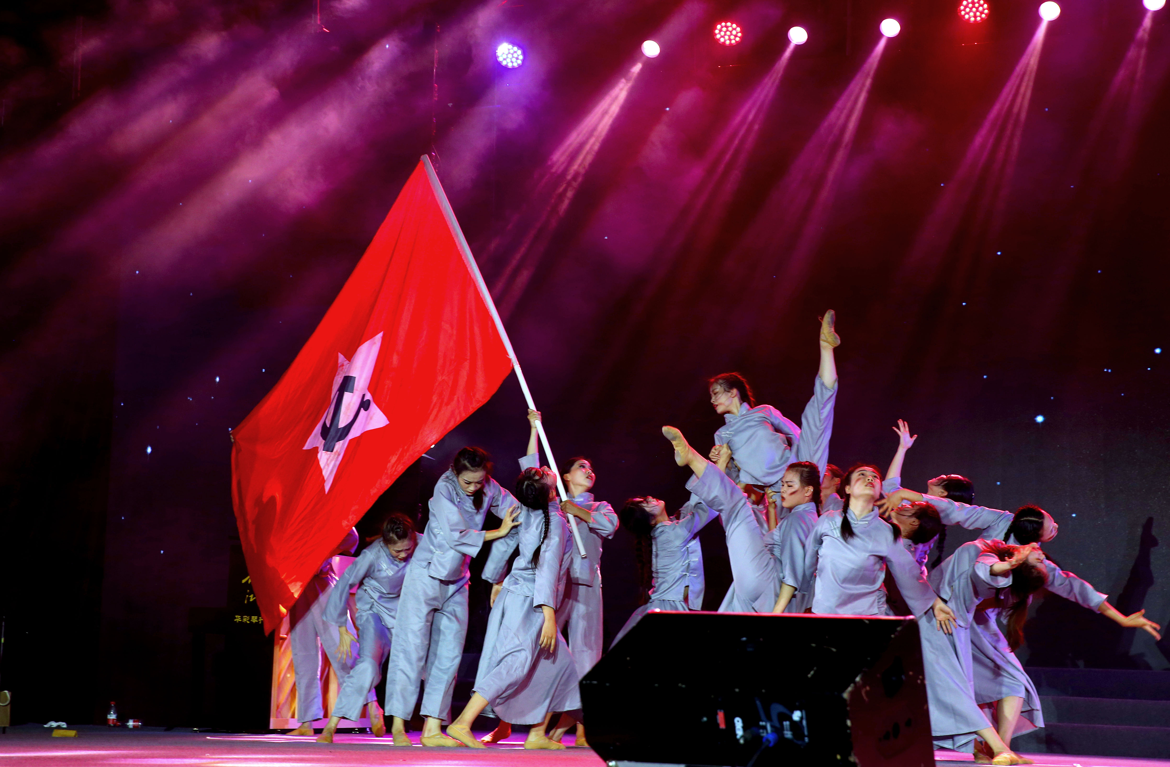 “百年奋进铸辉煌,师生同心续华章”――我校举办庆祝中国共产党建党100周年文艺晚会暨七一表彰会