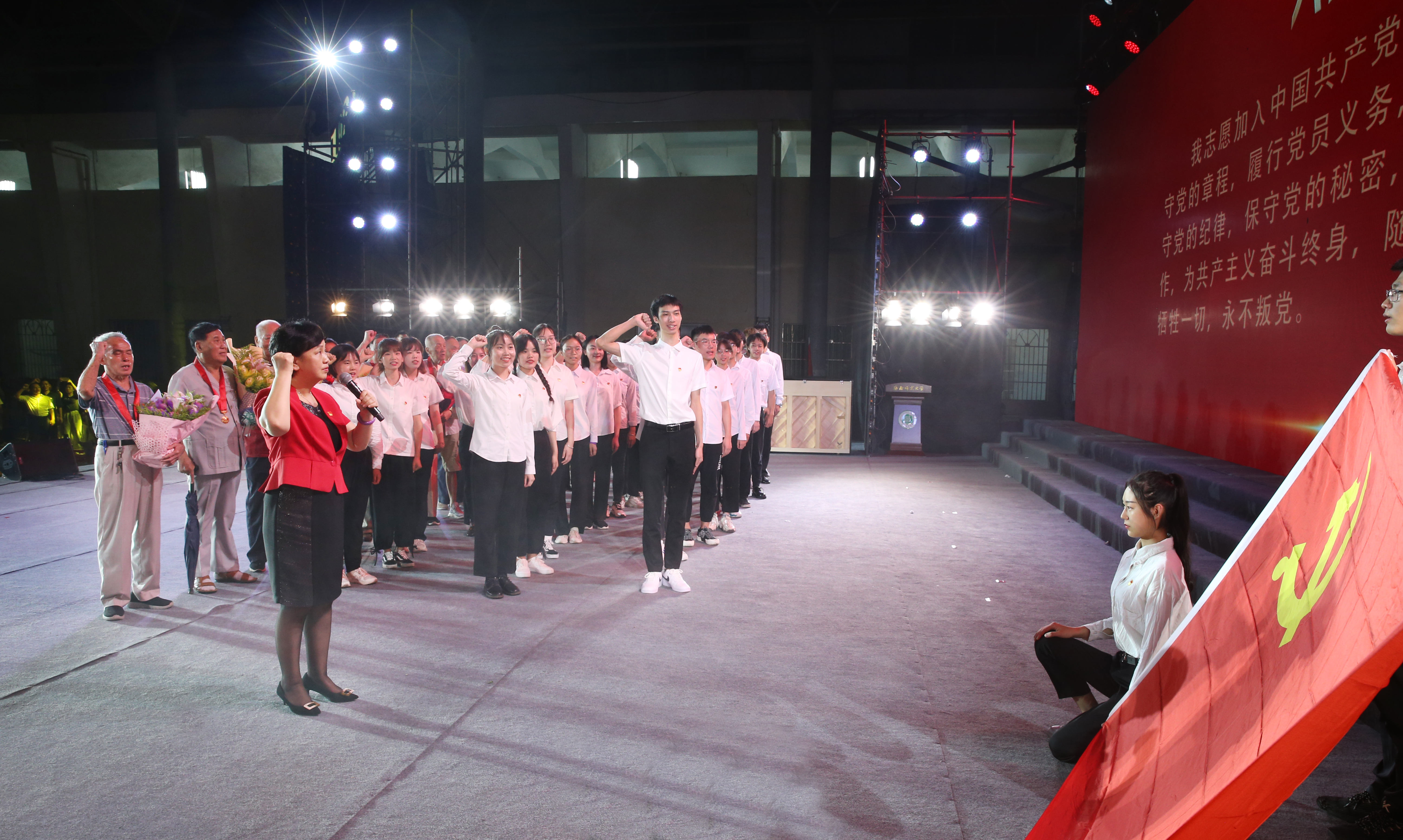 “百年奋进铸辉煌,师生同心续华章”――我校举办庆祝中国共产党建党100周年文艺晚会暨七一表彰会