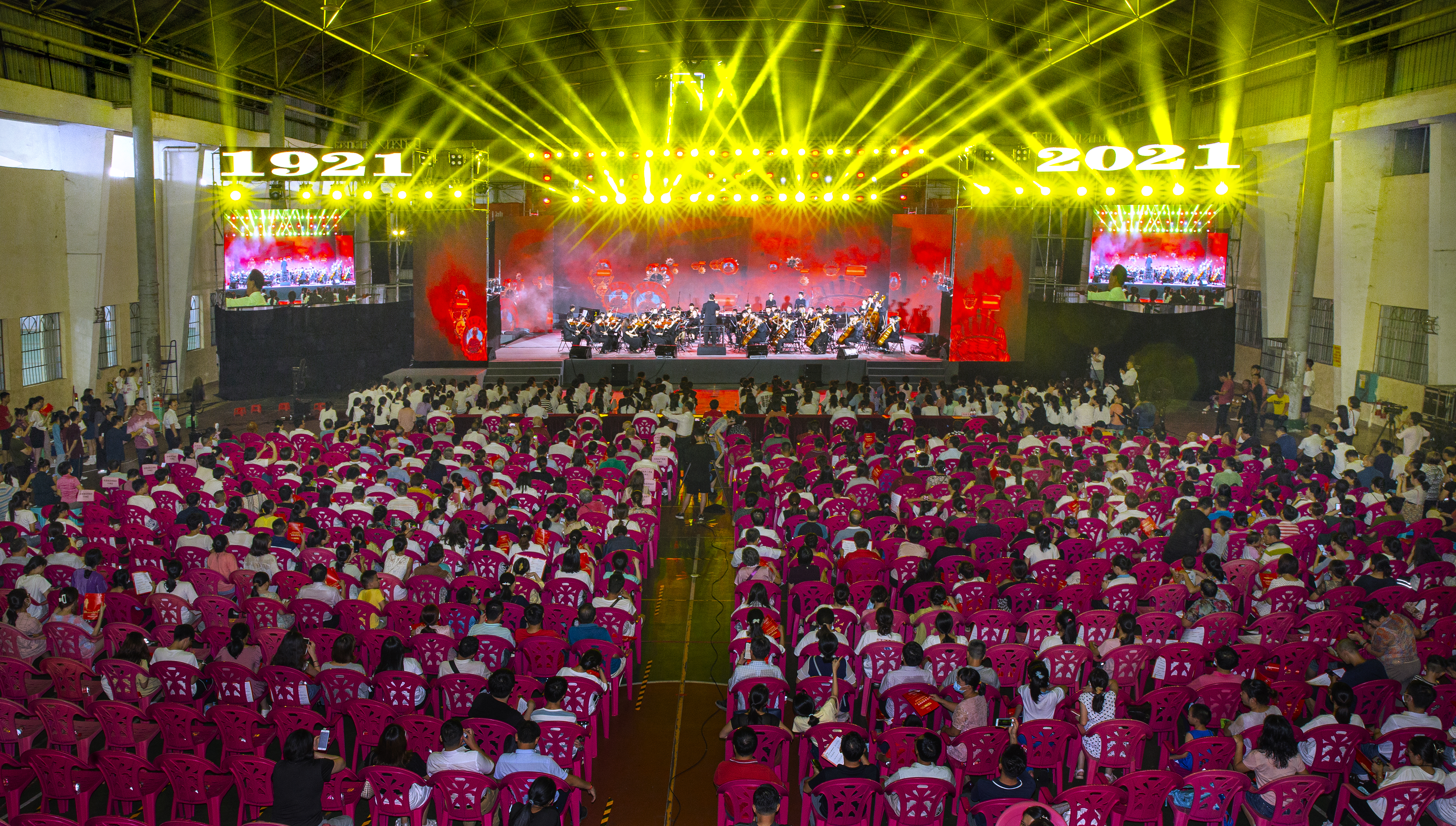 “百年奋进铸辉煌,师生同心续华章”――我校举办庆祝中国共产党建党100周年文艺晚会暨七一表彰会