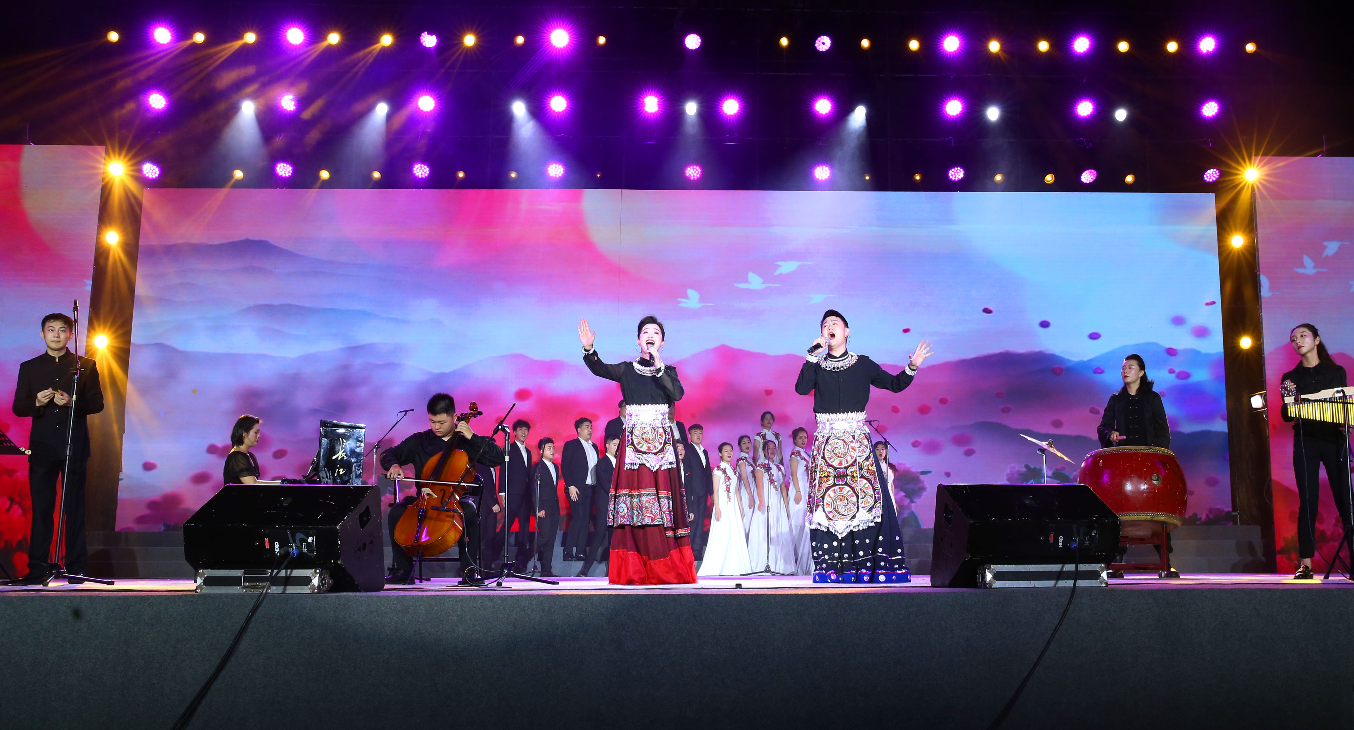 “百年奋进铸辉煌,师生同心续华章”――我校举办庆祝中国共产党建党100周年文艺晚会暨七一表彰会