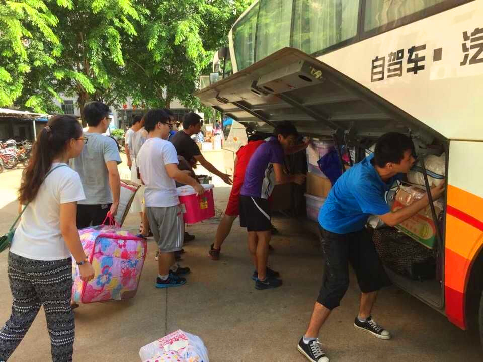 团结互助 快乐你我――记物电学院志愿协助美术学院搬迁进驻新校区