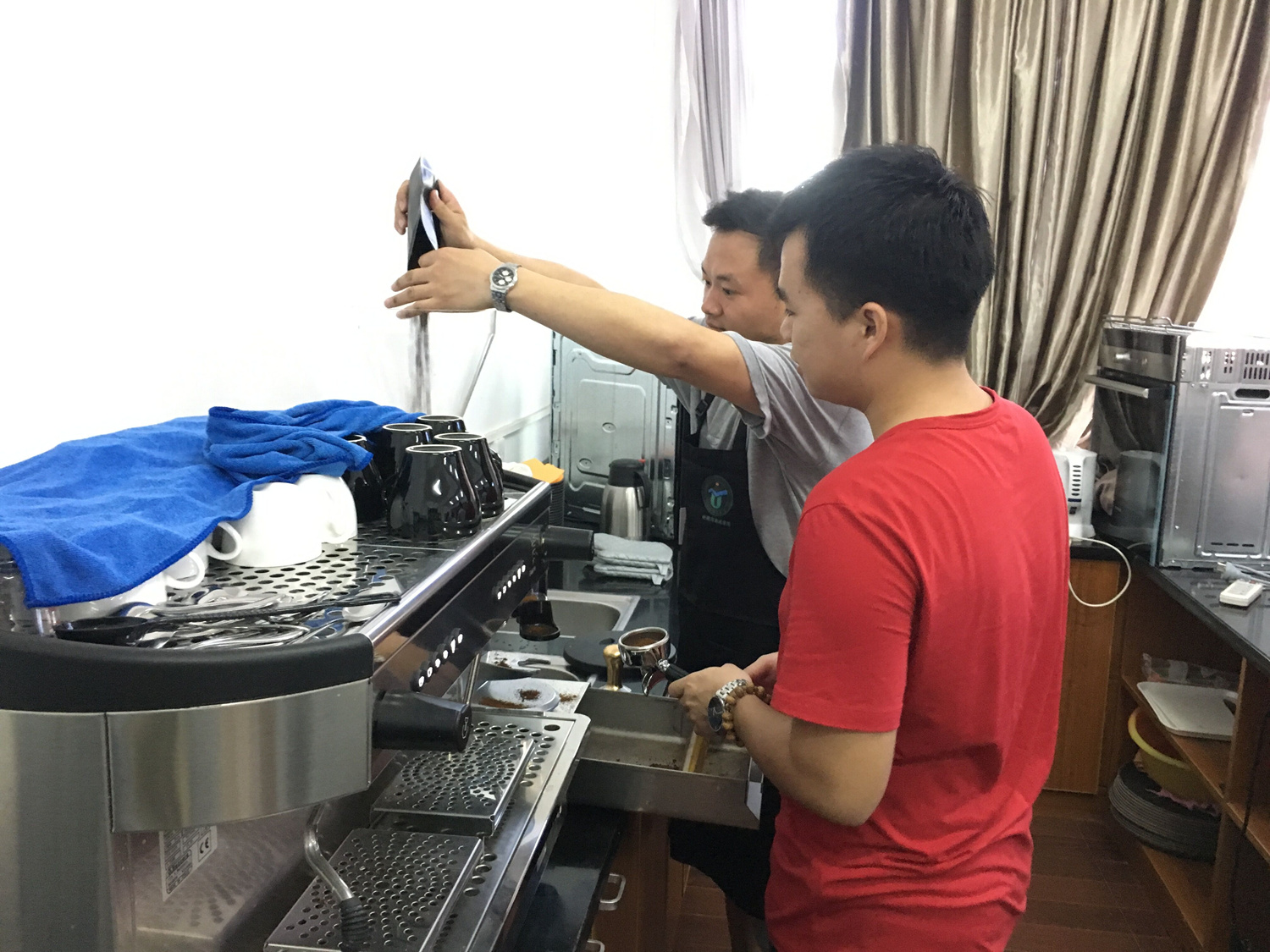 青年之声·旅游学院专业拓展兴趣小组之咖啡调制开展首期活动