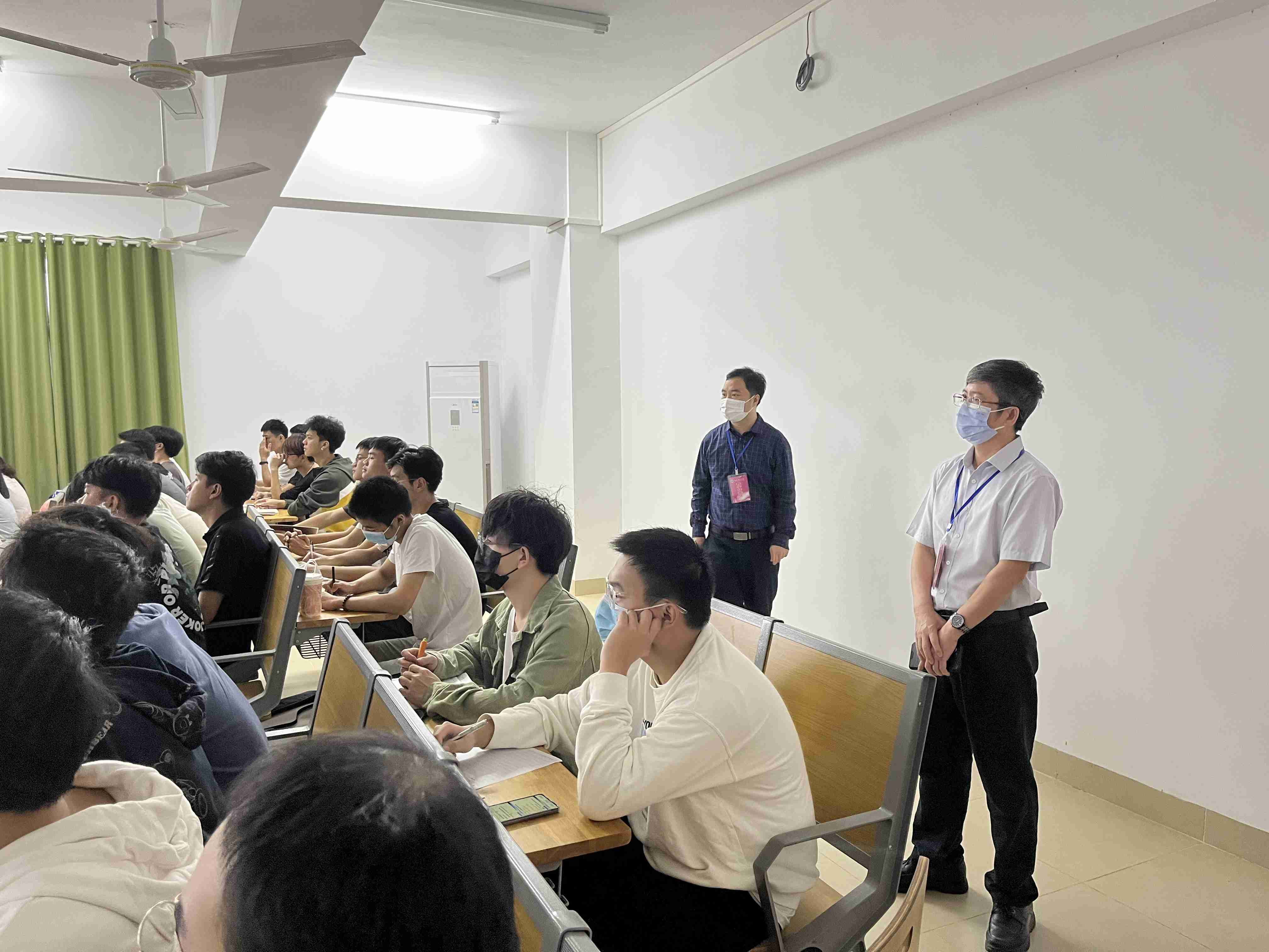 校长过建春等带队检查学校线下复课教学情况