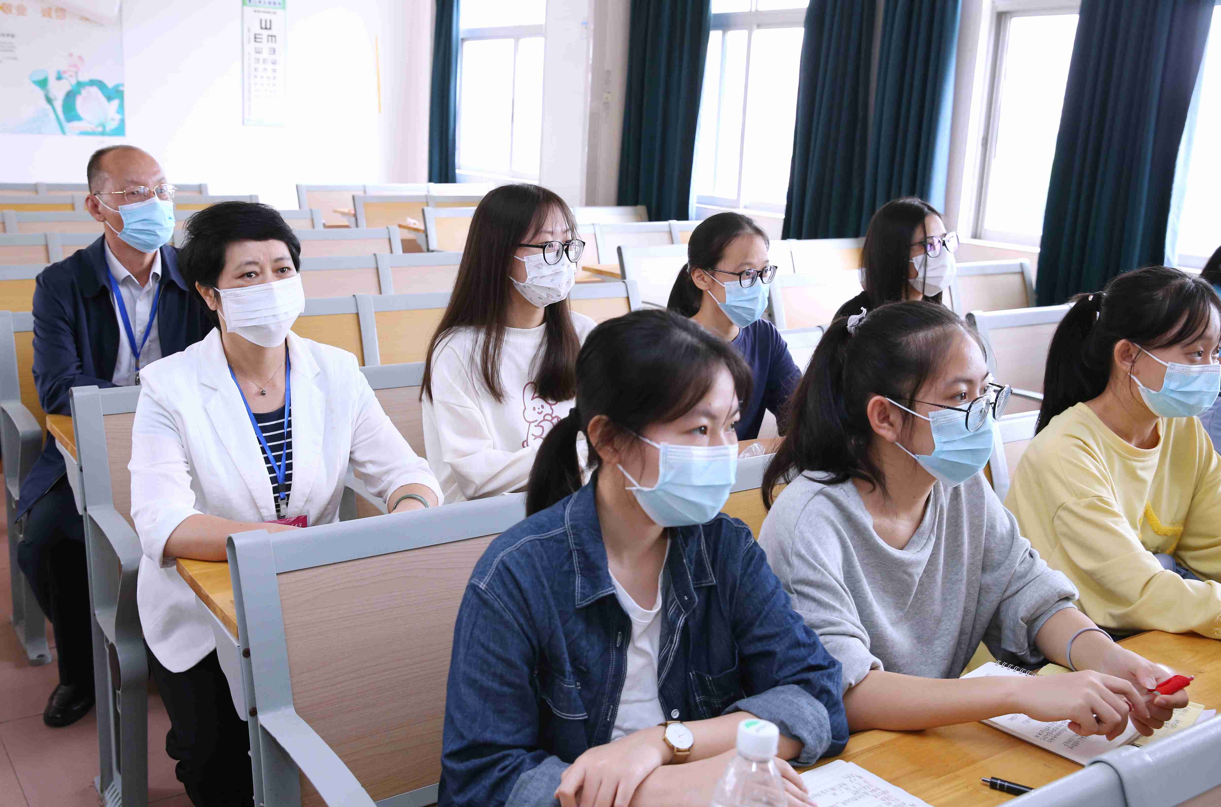 过建春检查学校线下复课教学情况