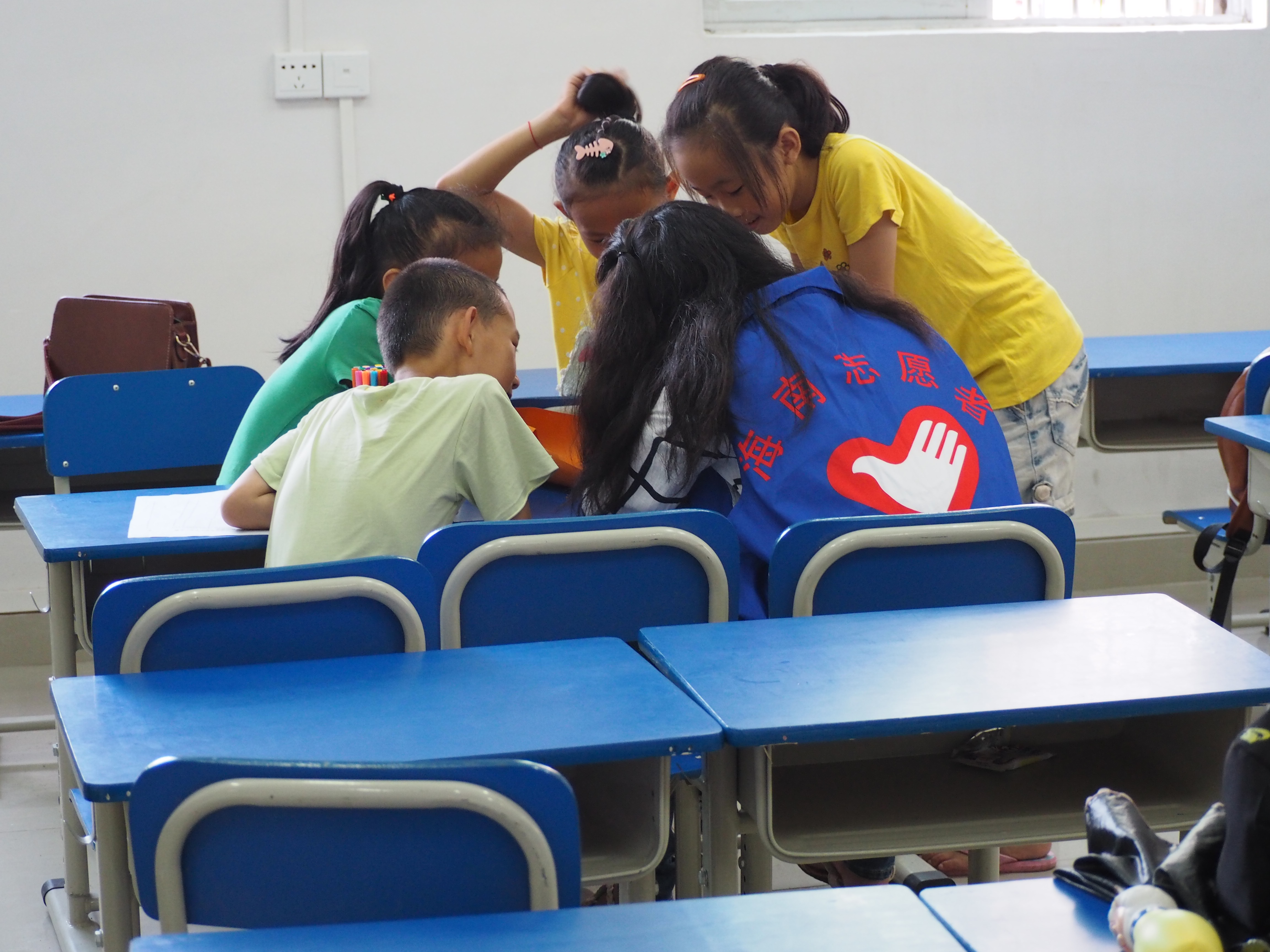 参与志愿,乐于奉献―记地旅学院“阳光星期天――关爱外来务工子女”志愿服务
