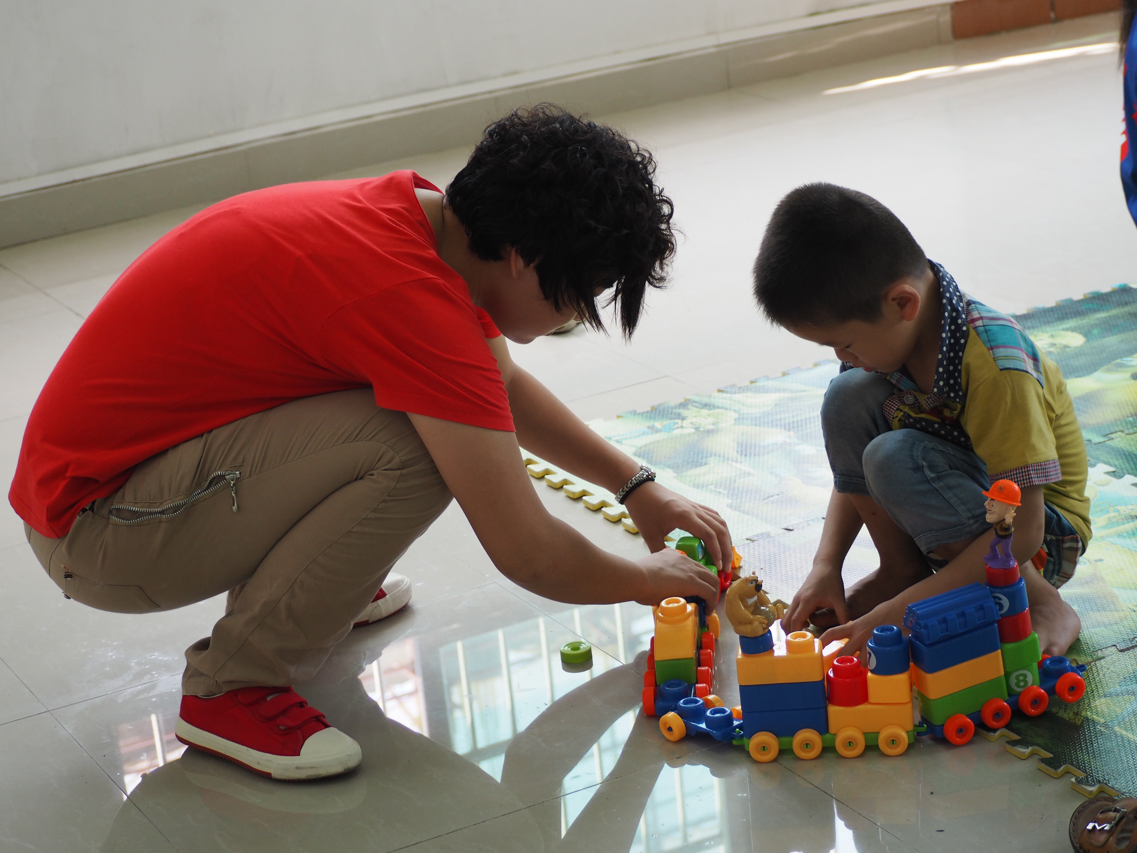 参与志愿,乐于奉献―记地旅学院“阳光星期天――关爱外来务工子女”志愿服务