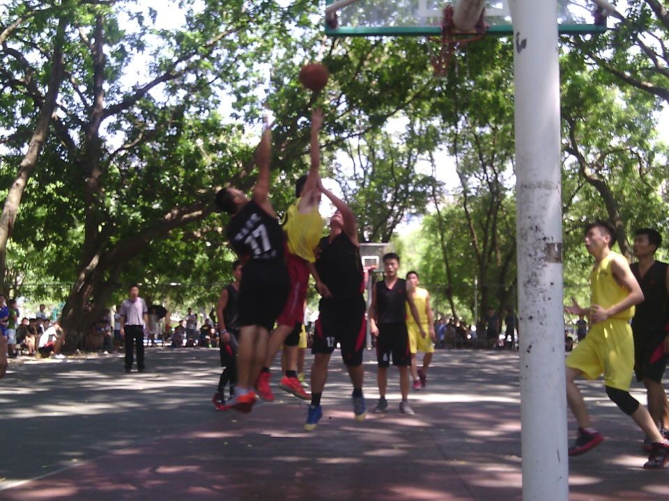 2014“欢送杯” 喜迎物电再夺冠――记物理与电子工程学院“欢送杯”篮球赛决赛