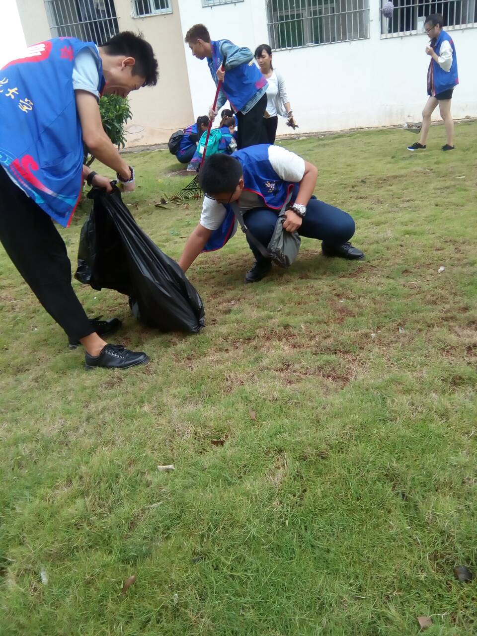 风雨过后，必有彩虹――记马克思主义学院台风过境后校园清扫活动  