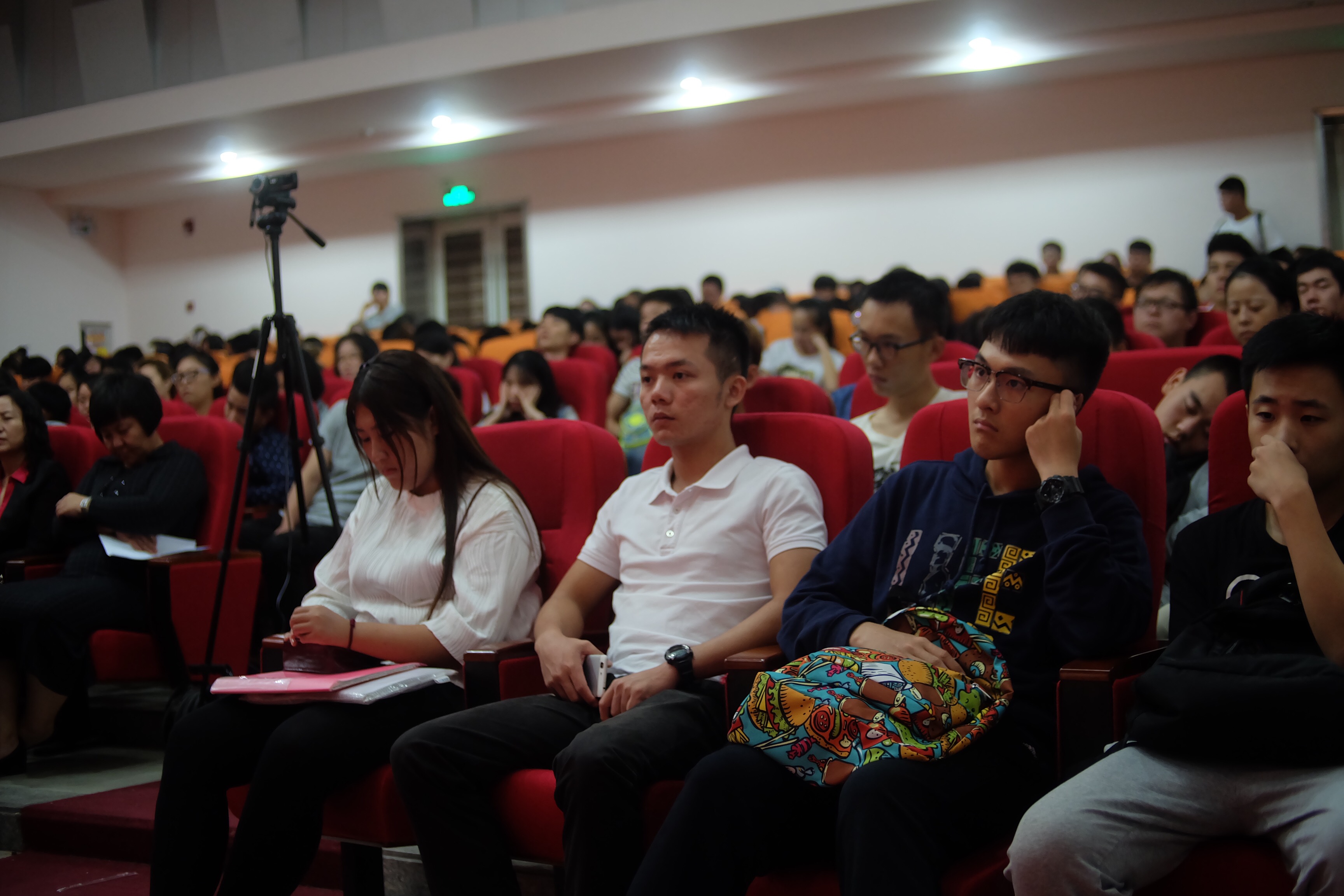 旅加拿大作曲家、著名音乐人潘震逸先生来我院讲学