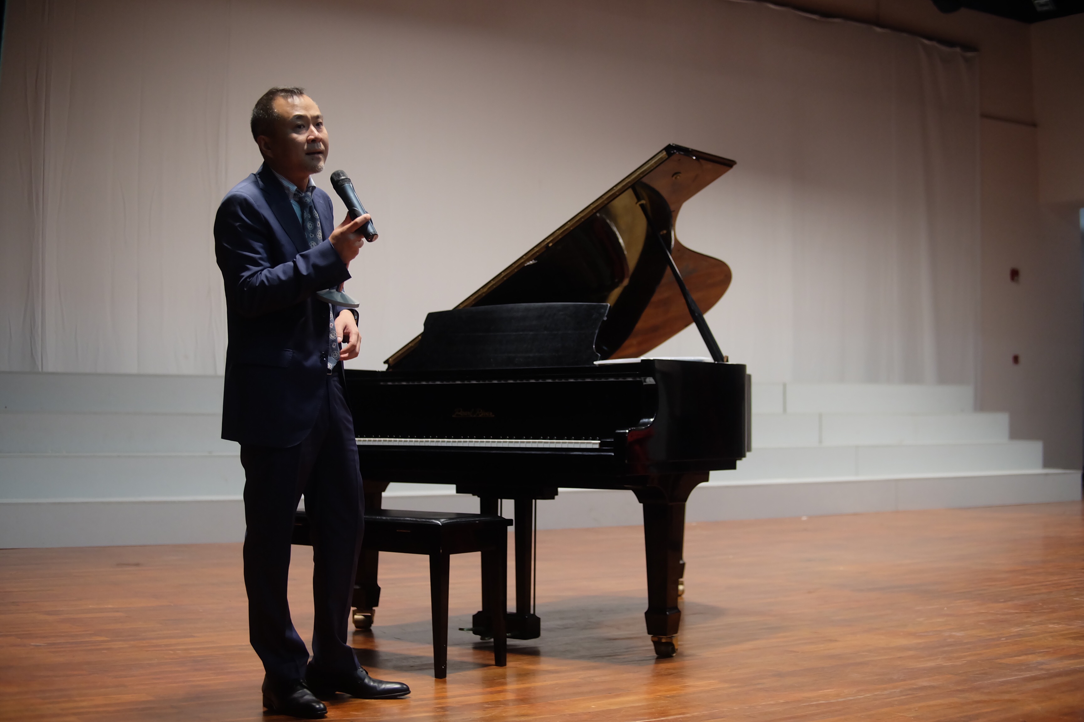 旅加拿大作曲家、著名音乐人潘震逸先生来我院讲学