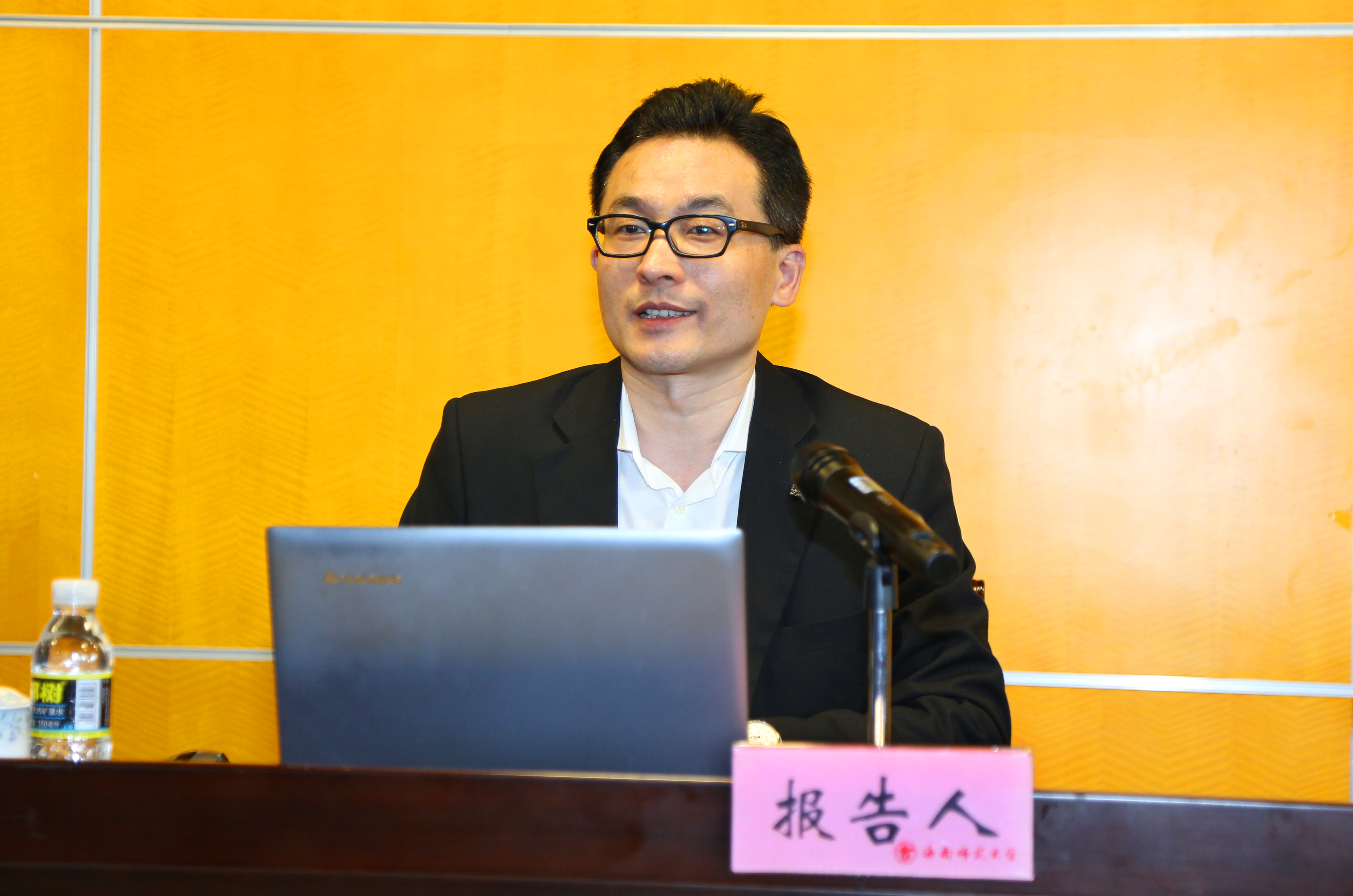  我校举办创新创业专题报告会
