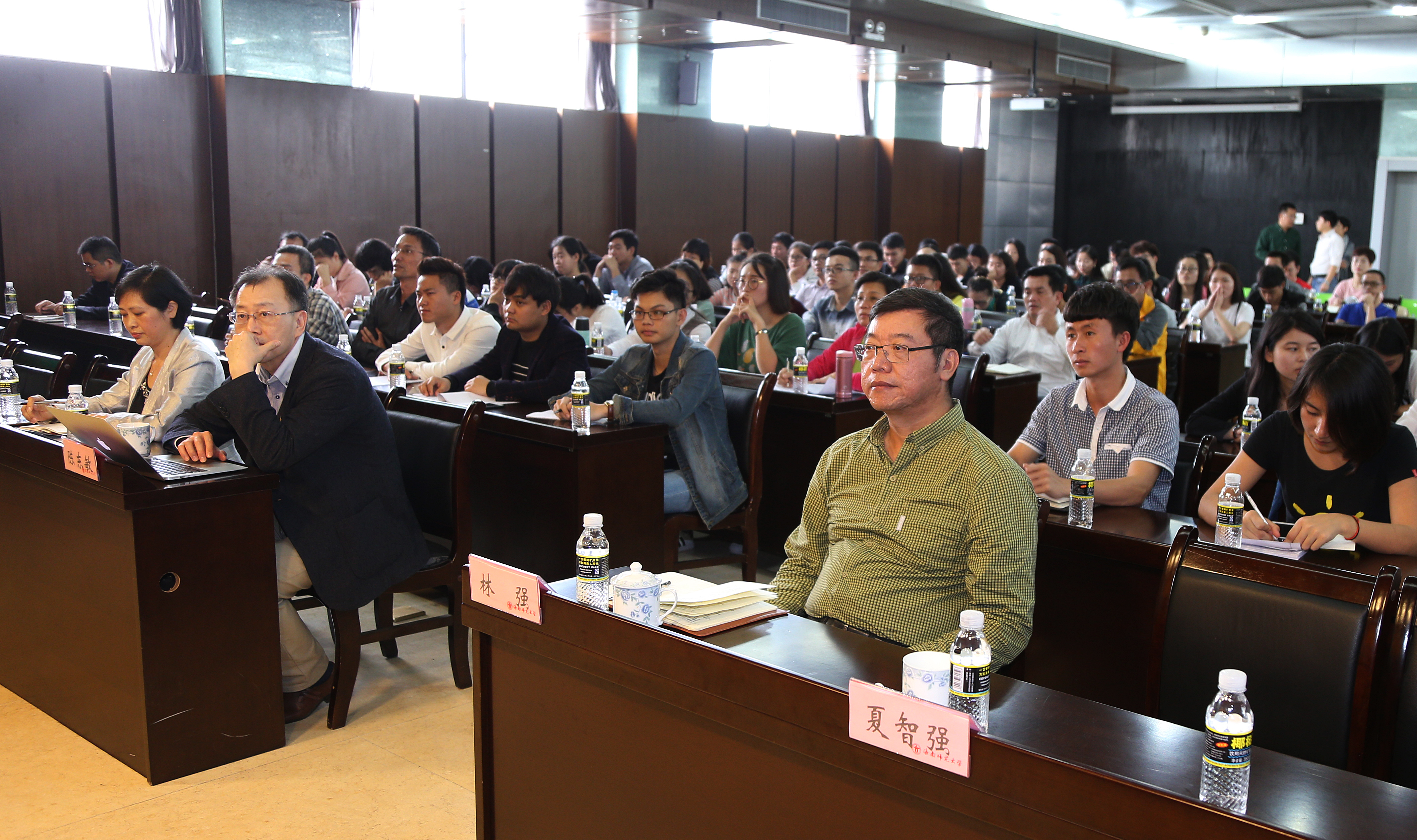  我校举办创新创业专题报告会