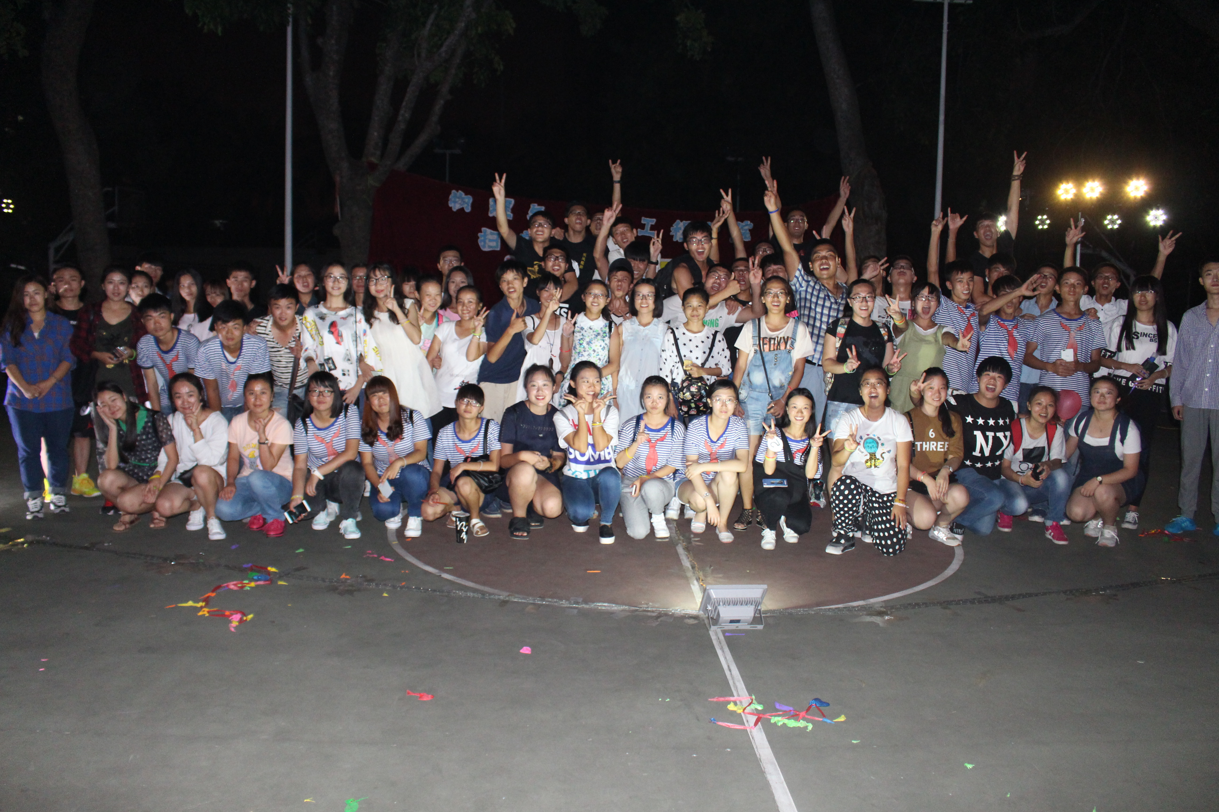 让青春在脚步的旋律中飞扬――记物理与电子工程学院扫盲舞会 