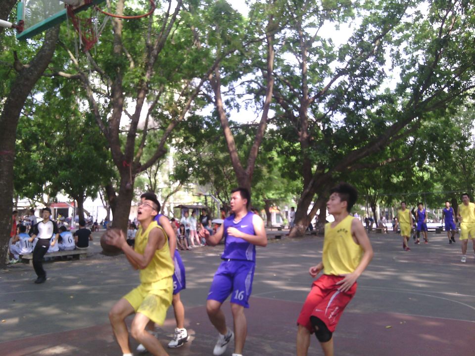 青春无限 风火篮球――记物理与电子工程学院男篮女排赛事