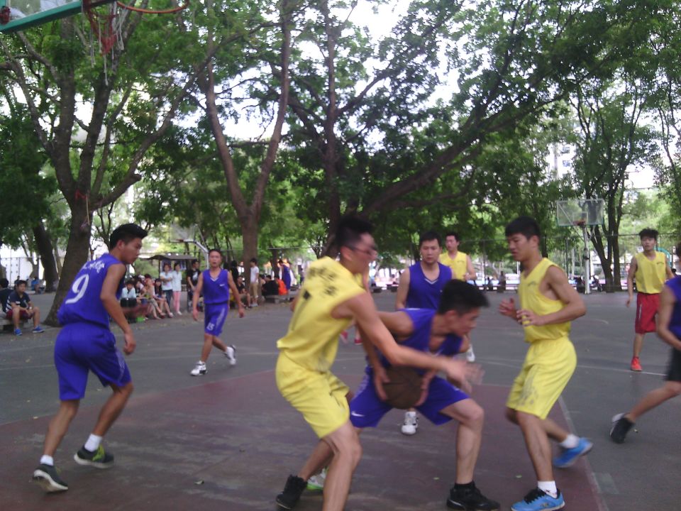 青春无限 风火篮球――记物理与电子工程学院男篮女排赛事