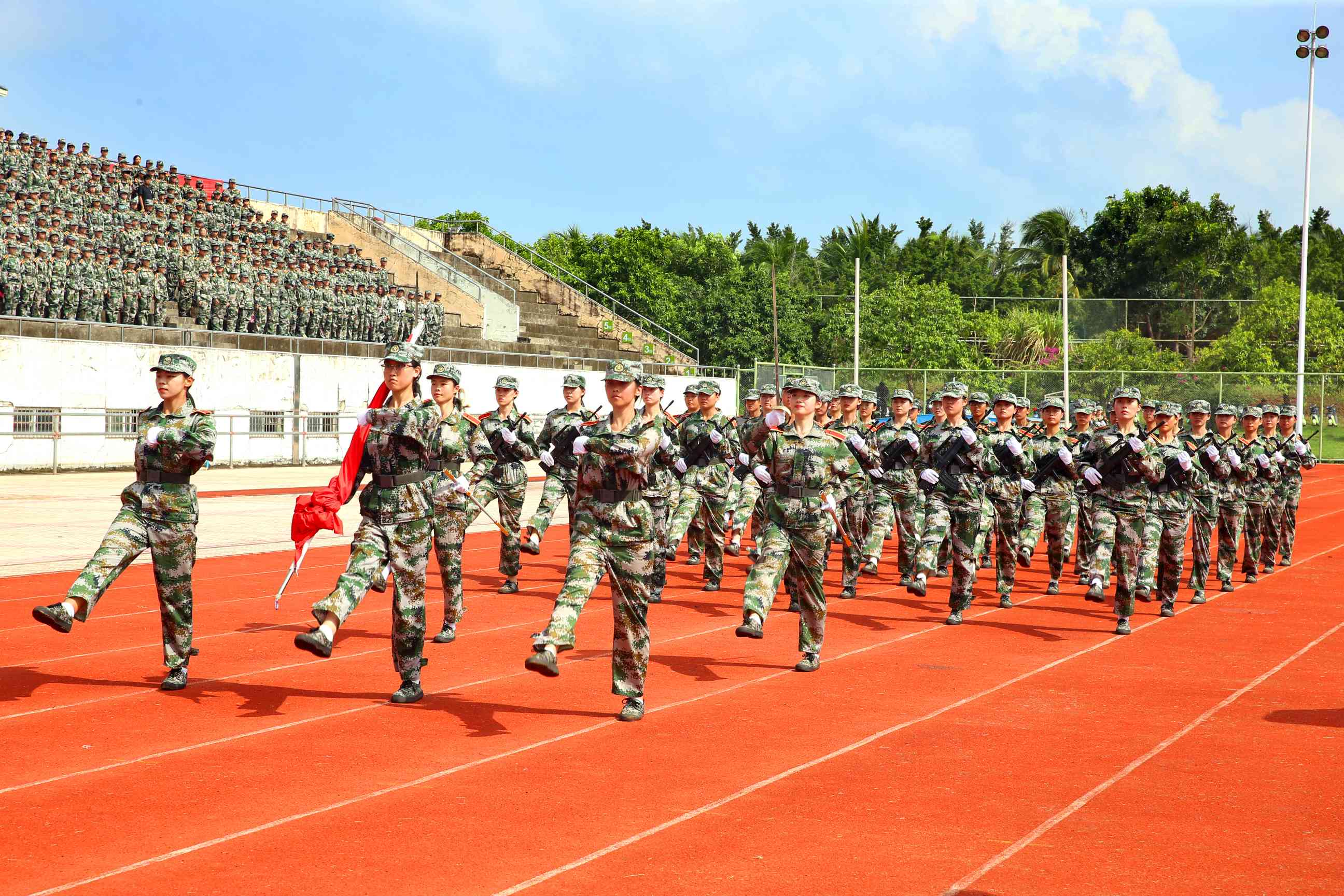 烈阳下昂扬前行 汗水中铸就军魂――海南师范大学举行2023级本科生军训汇报表演暨总结表彰大会