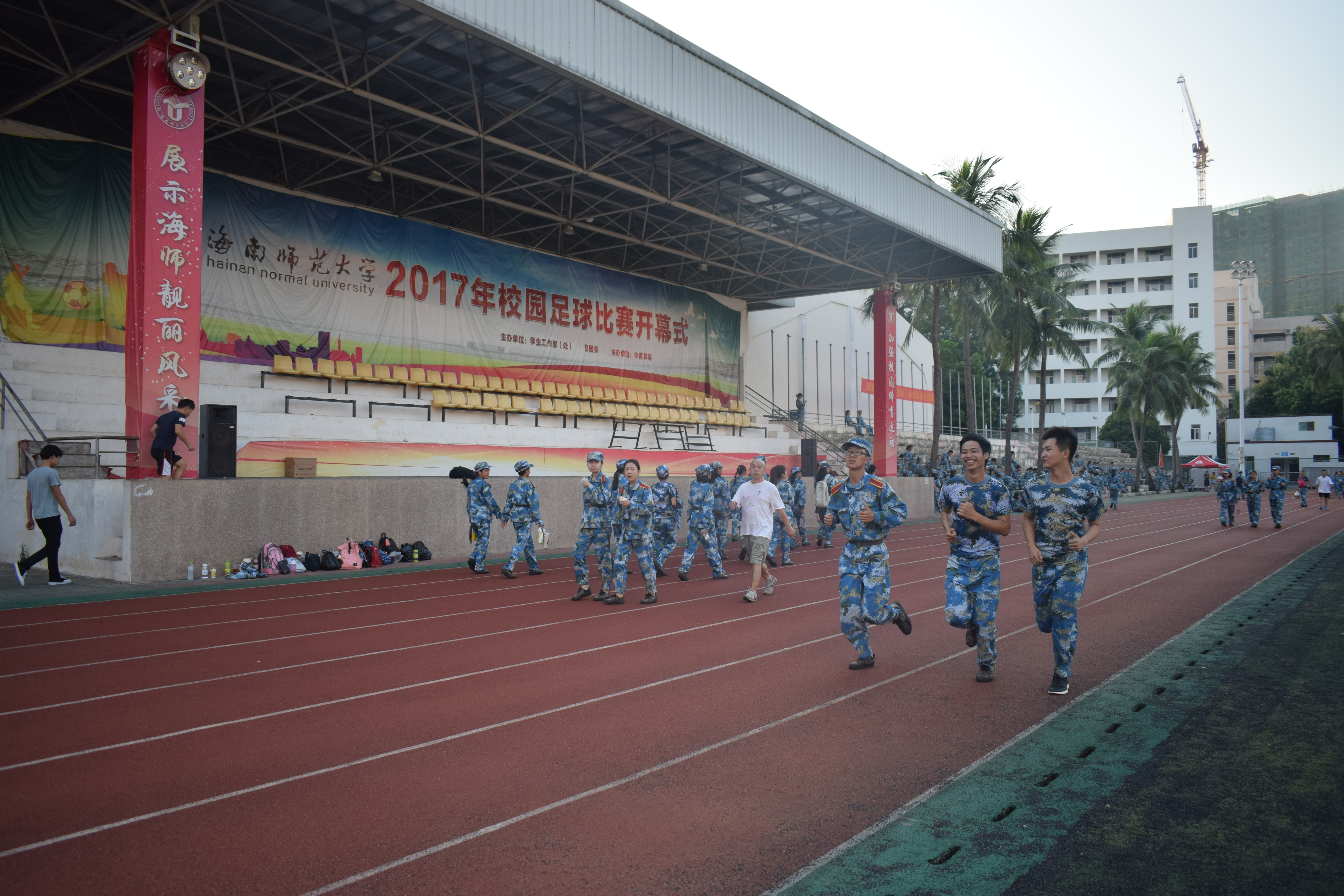 青年之声・记物理与电子工程学院新生军训拉练晨跑