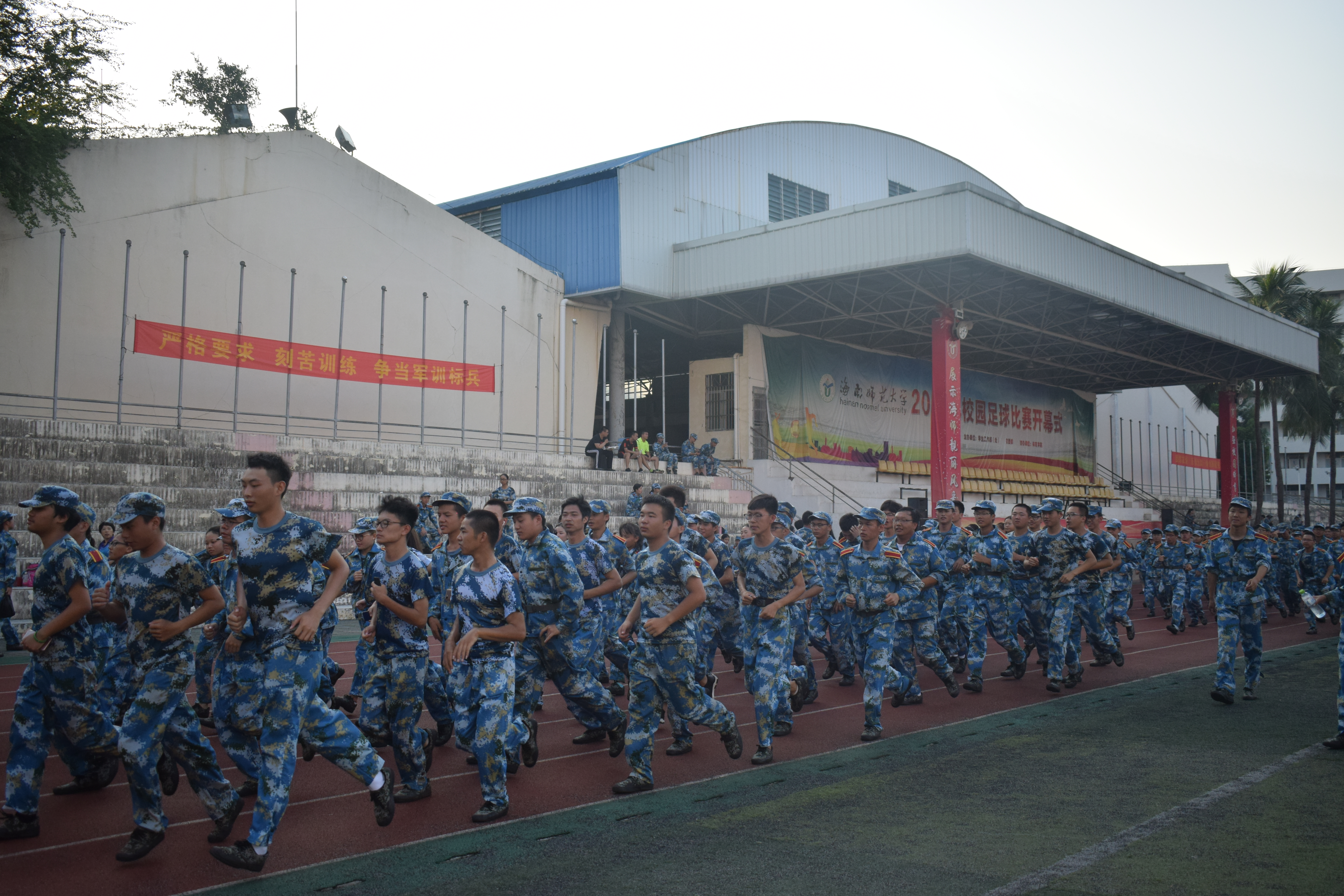 青年之声・记物理与电子工程学院新生军训拉练晨跑