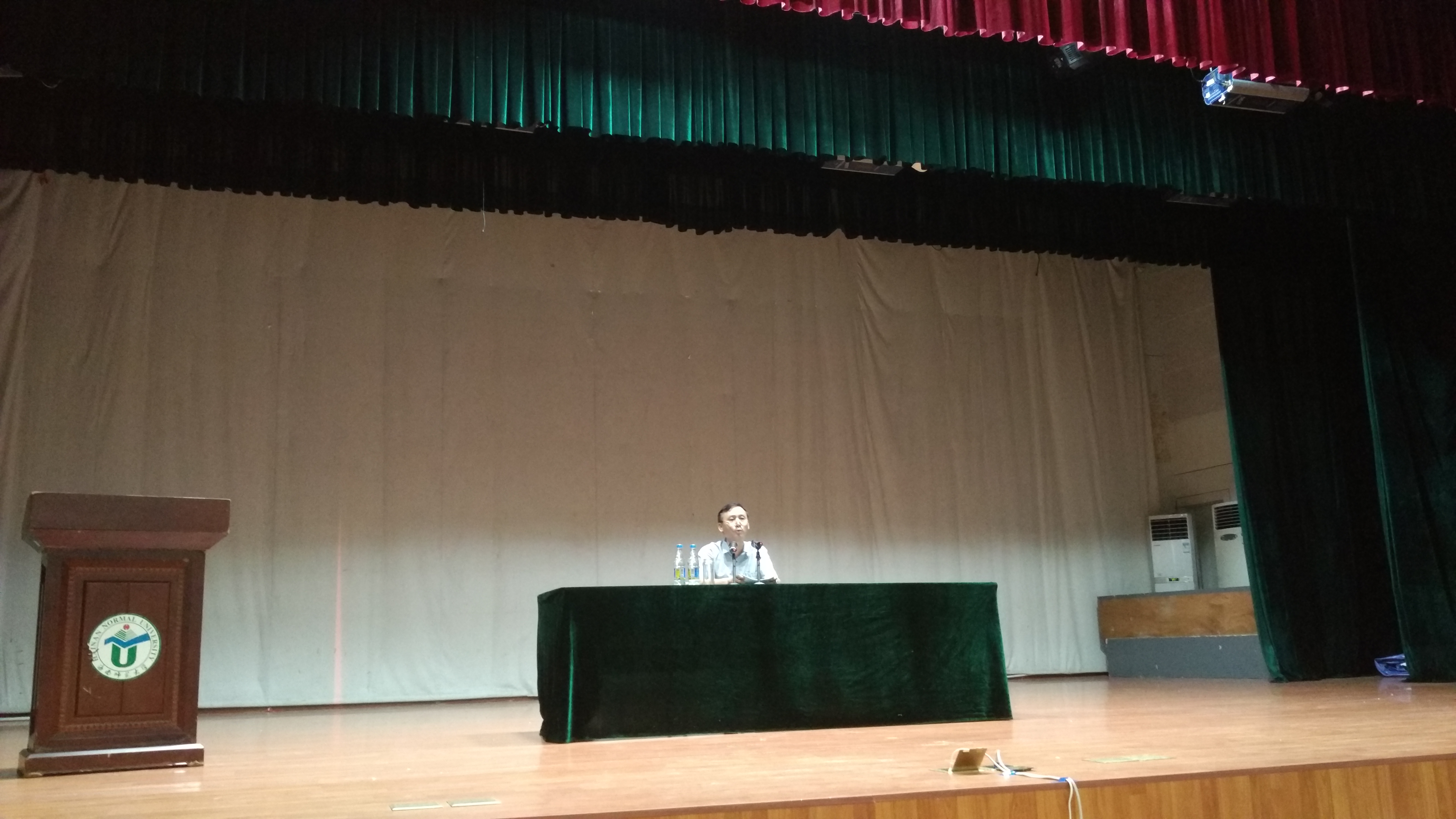 向英雄们致敬 传承英模精神记物电学院新生参加爱国英模人物军事教育讲座