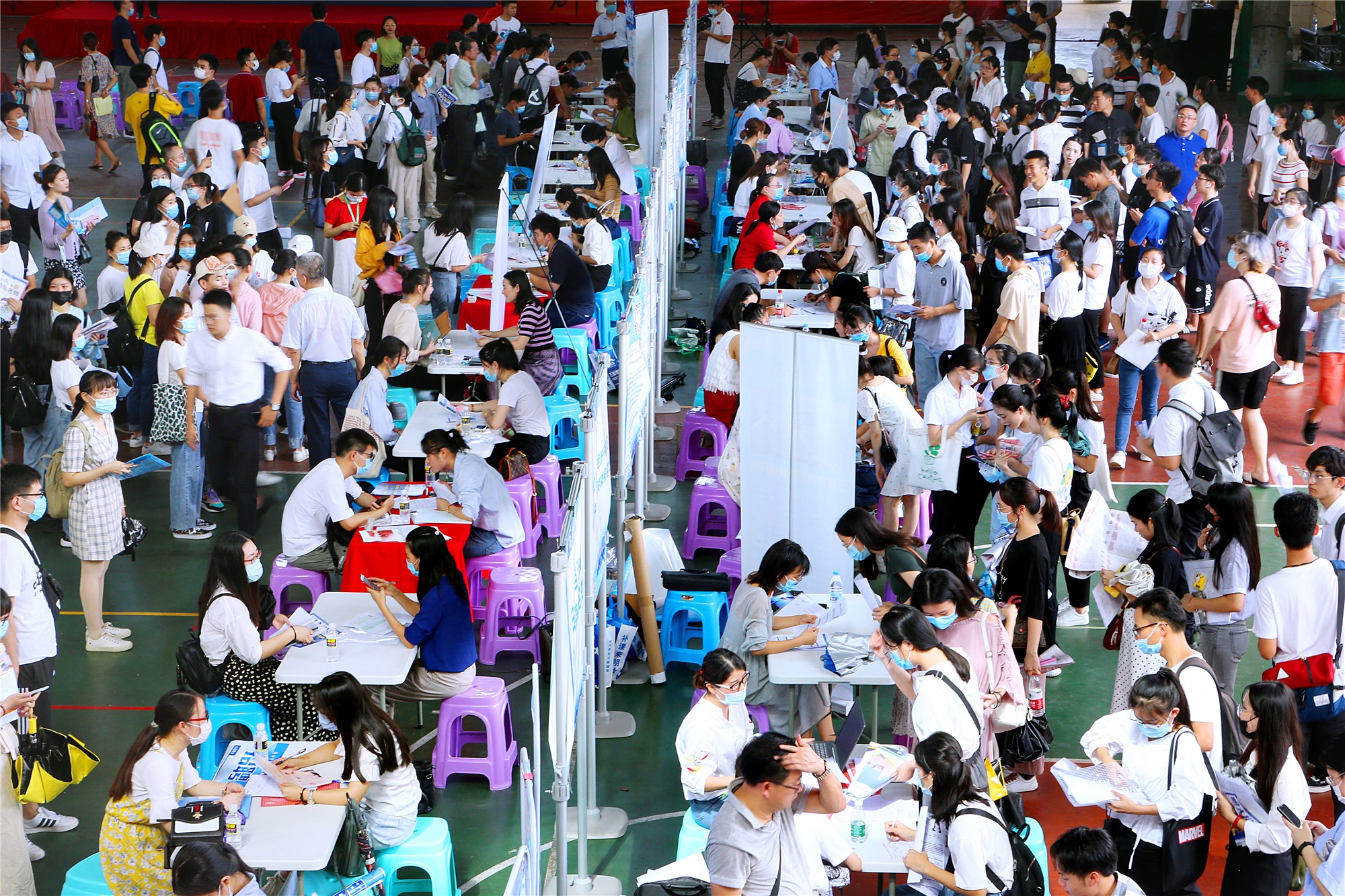  “海南省2020年首批面向全球招聘三万岗位人才”活动在海师举行专场对接会