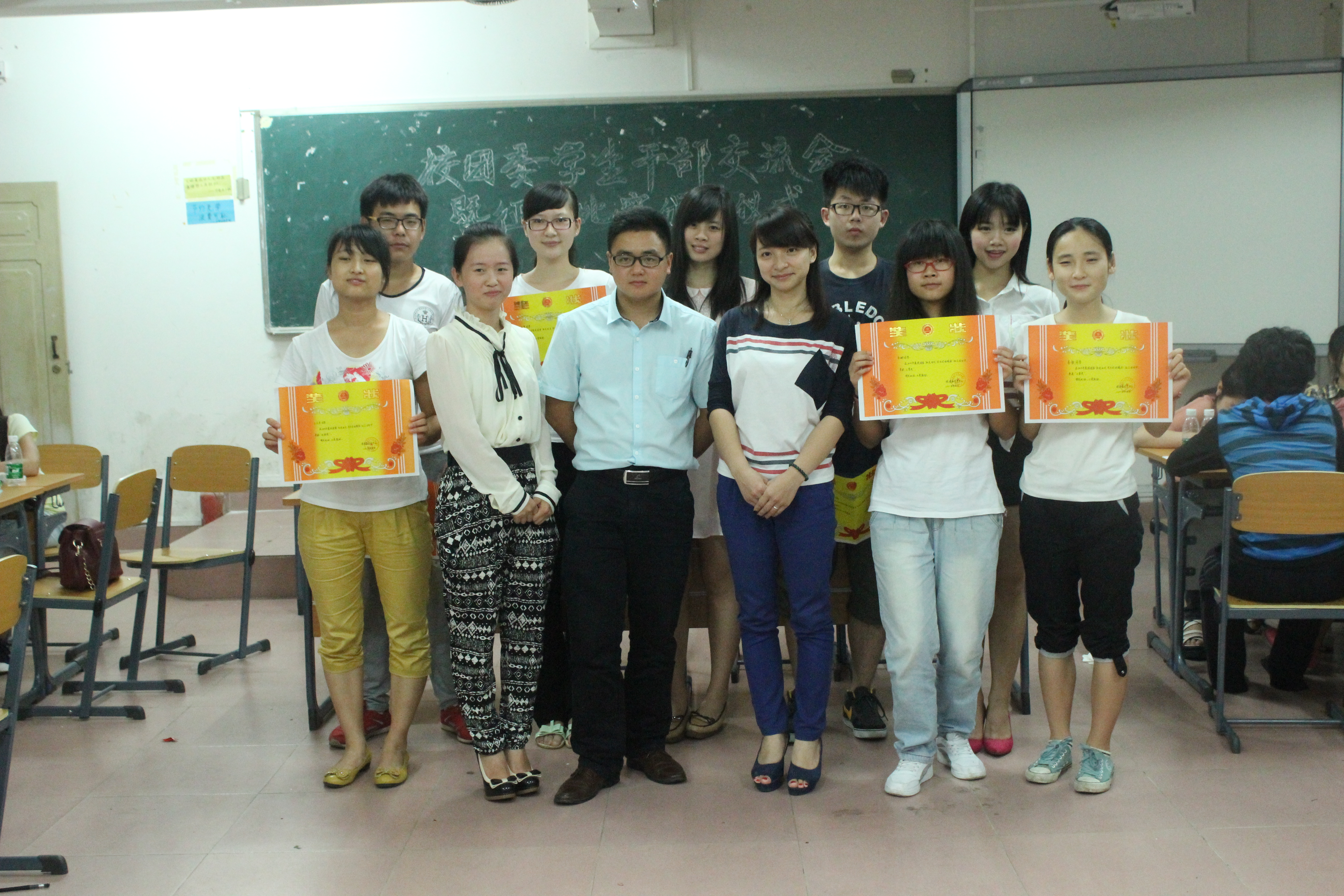 激昂的青春 书写的海洋――记校团委举办“阳光四月，写出你的精彩”征文活动