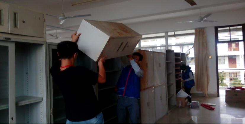 齐心协力把活干 书香馥郁满校园― ―记法学院志愿者们整理图