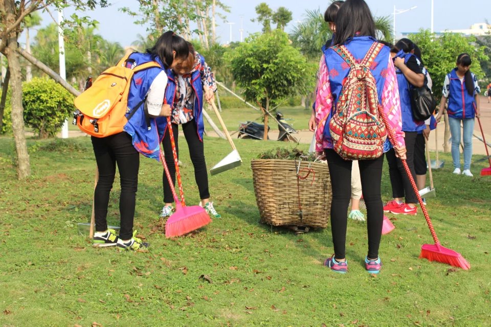 倾付你的认真，让校园更美丽――记政法学院校园环境卫生整治行动