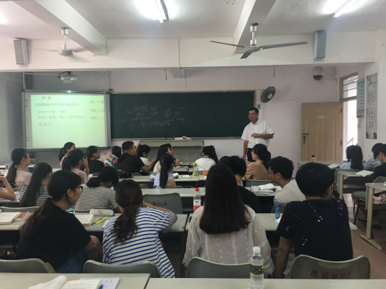 林强校长深入课堂听课