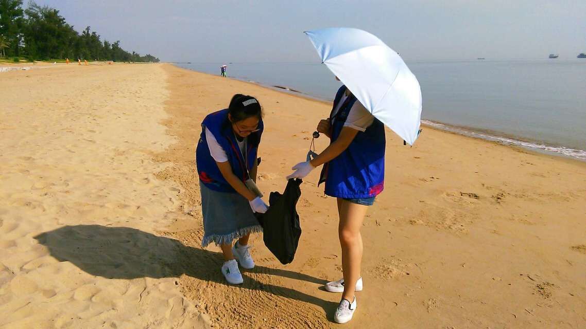 关注海洋健康 守护蔚蓝星球--记生命科学学院西海岸贵族游艇会清扫沙滩活动