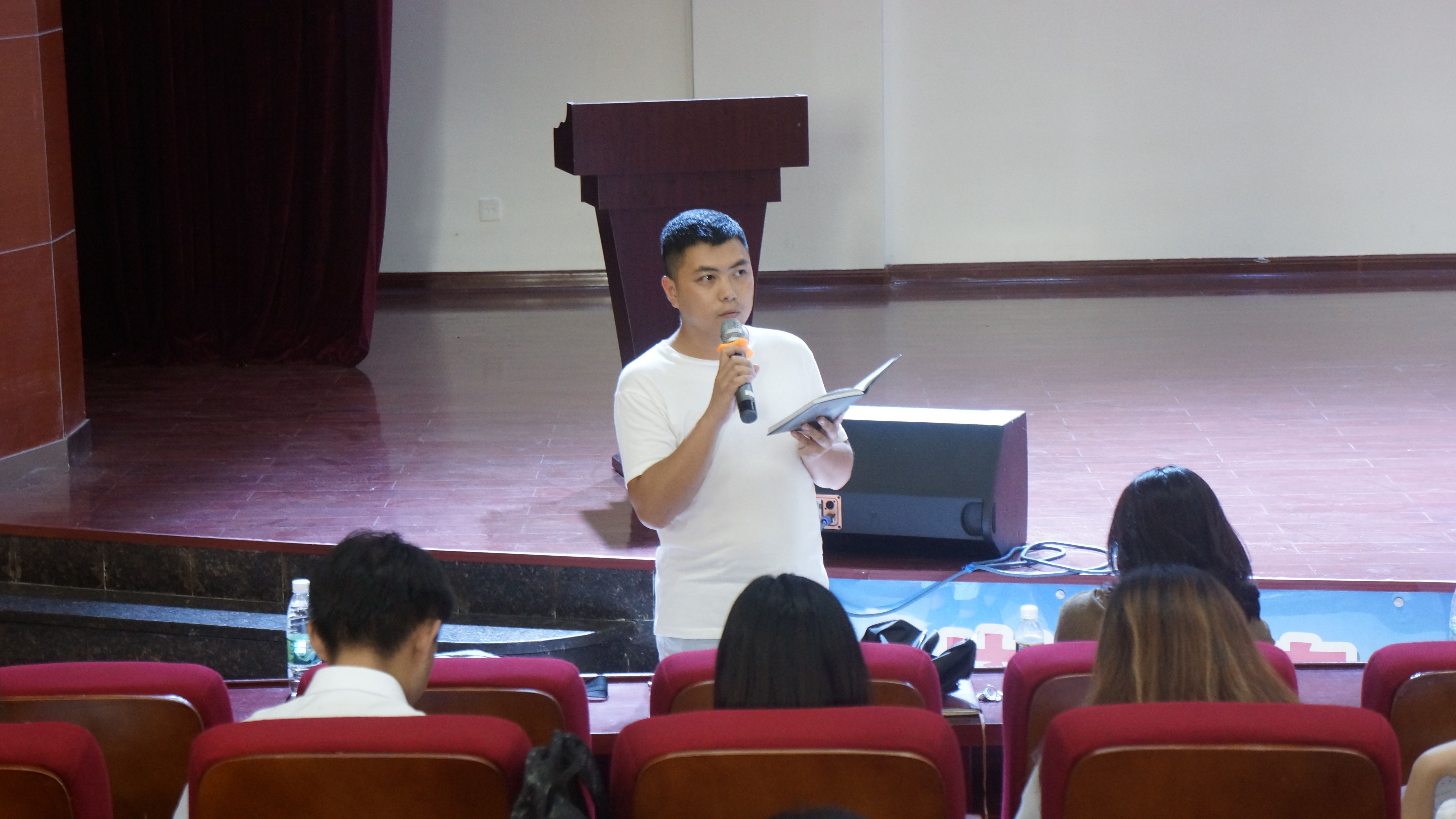 协调分配工作，积极筹备迎新