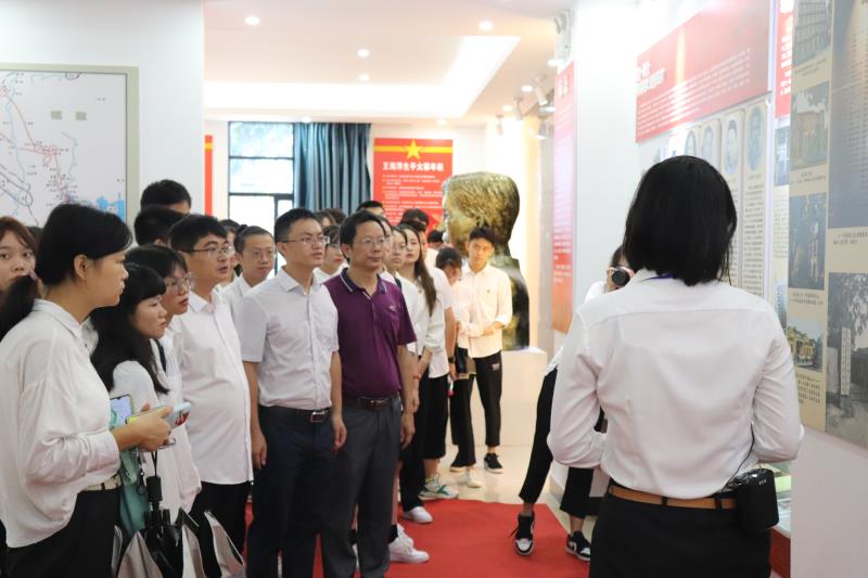 我校开展大学生骨干迎国庆革命传统教育基地专题培训活动