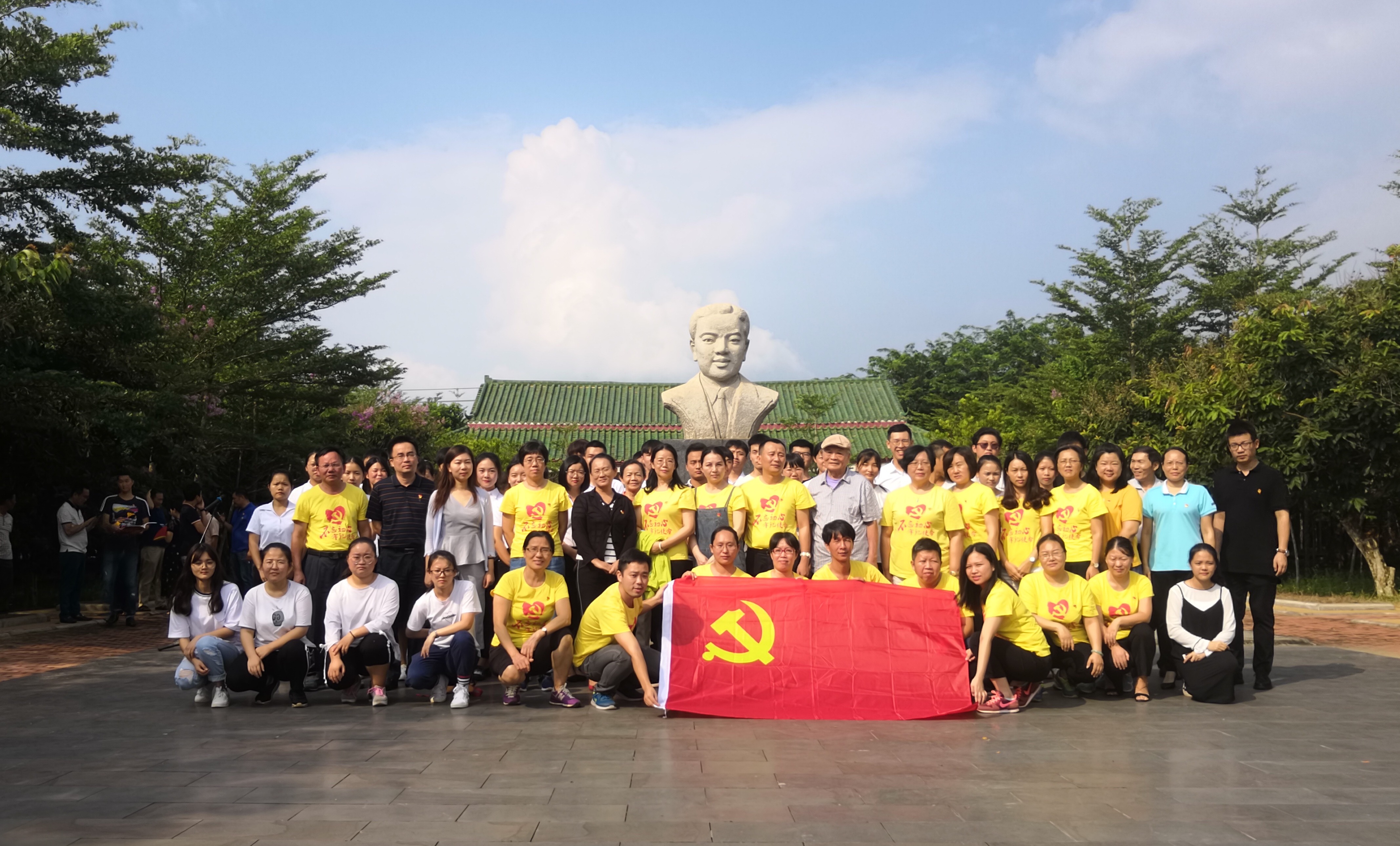 我校组织师生参加烈士纪念日活动