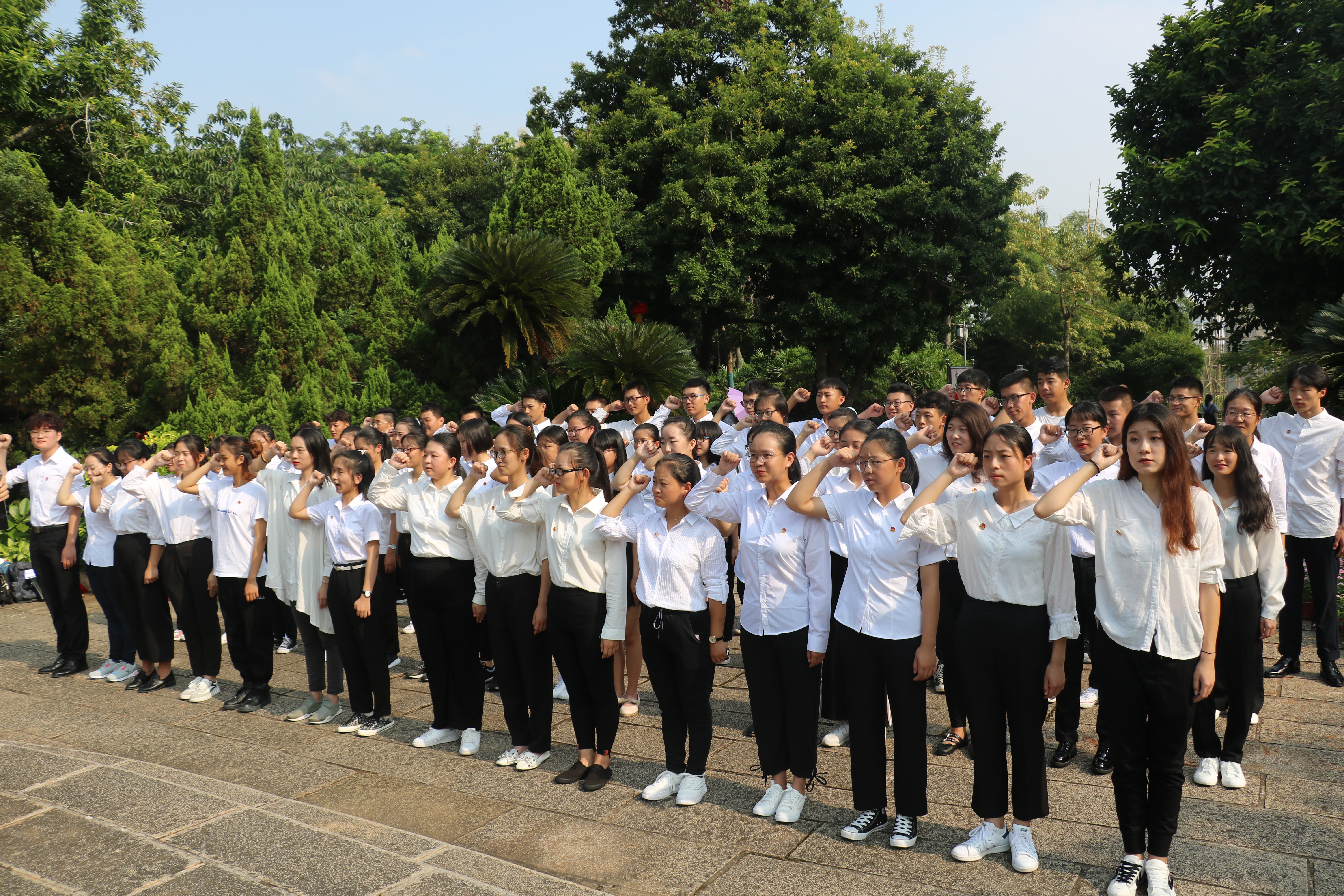 我校组织师生参加烈士纪念日活动