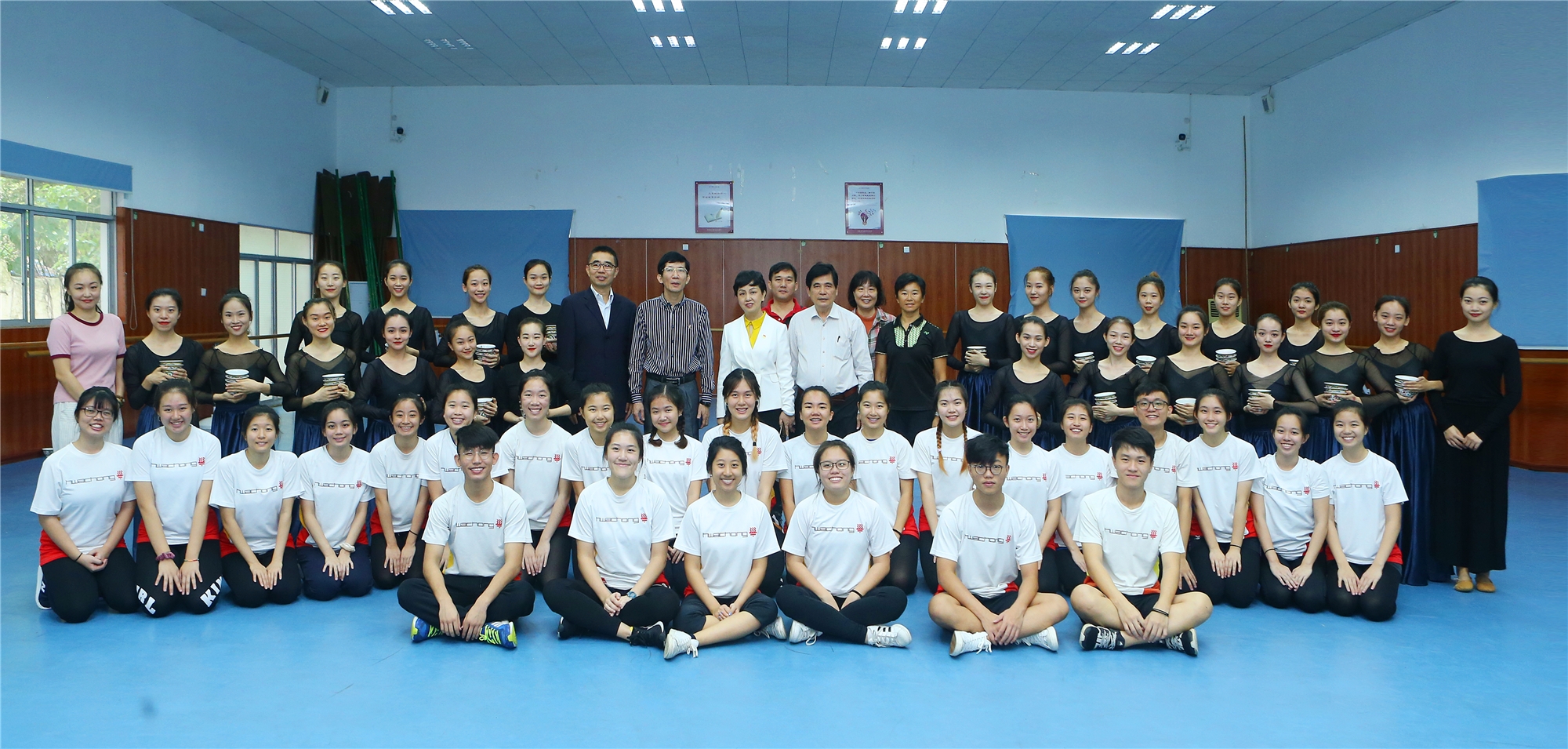 新加坡华侨中学高中舞蹈团到我校访问交流