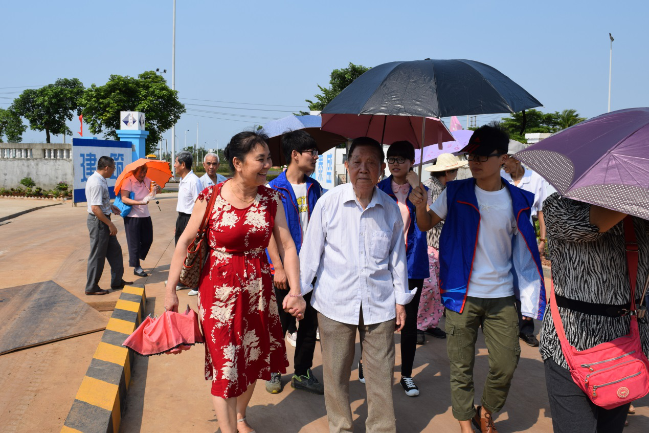 学校离退休干部考察团莅临化学与化工学院参观考察