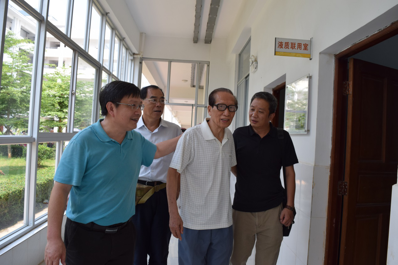 学校离退休干部考察团莅临化学与化工学院参观考察