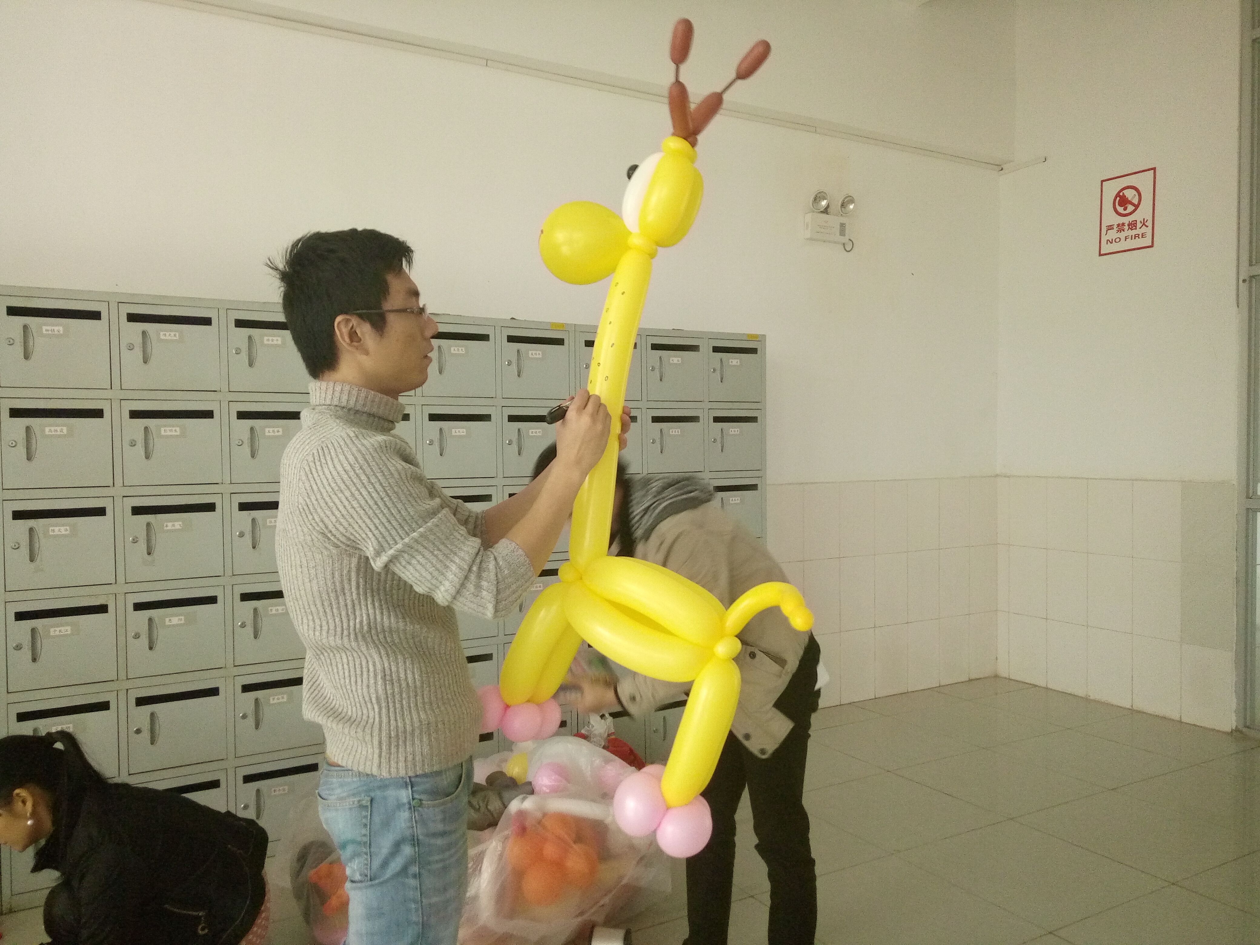 今朝明日 门庭永存――记文学院搭建元旦游园大门