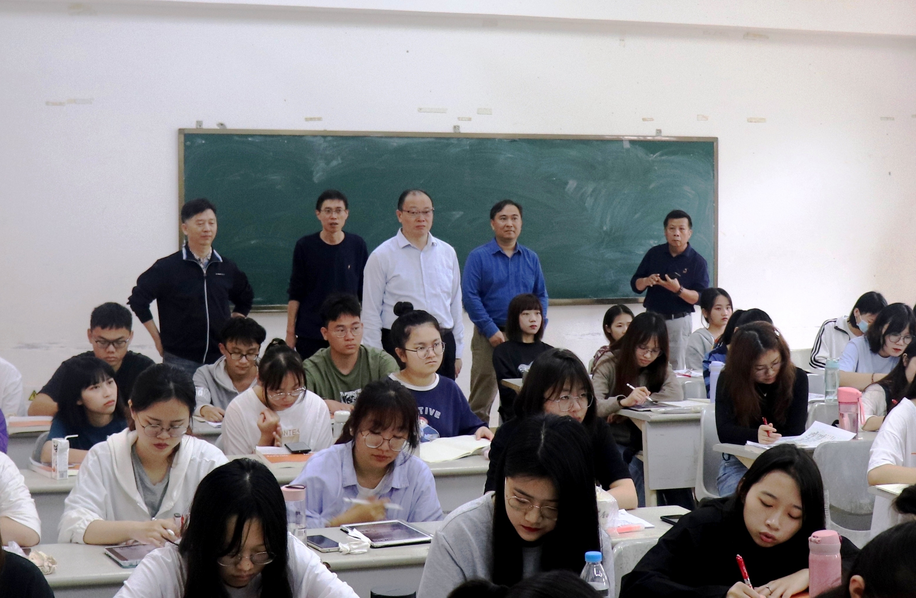 校领导检查新学期开学工作情况