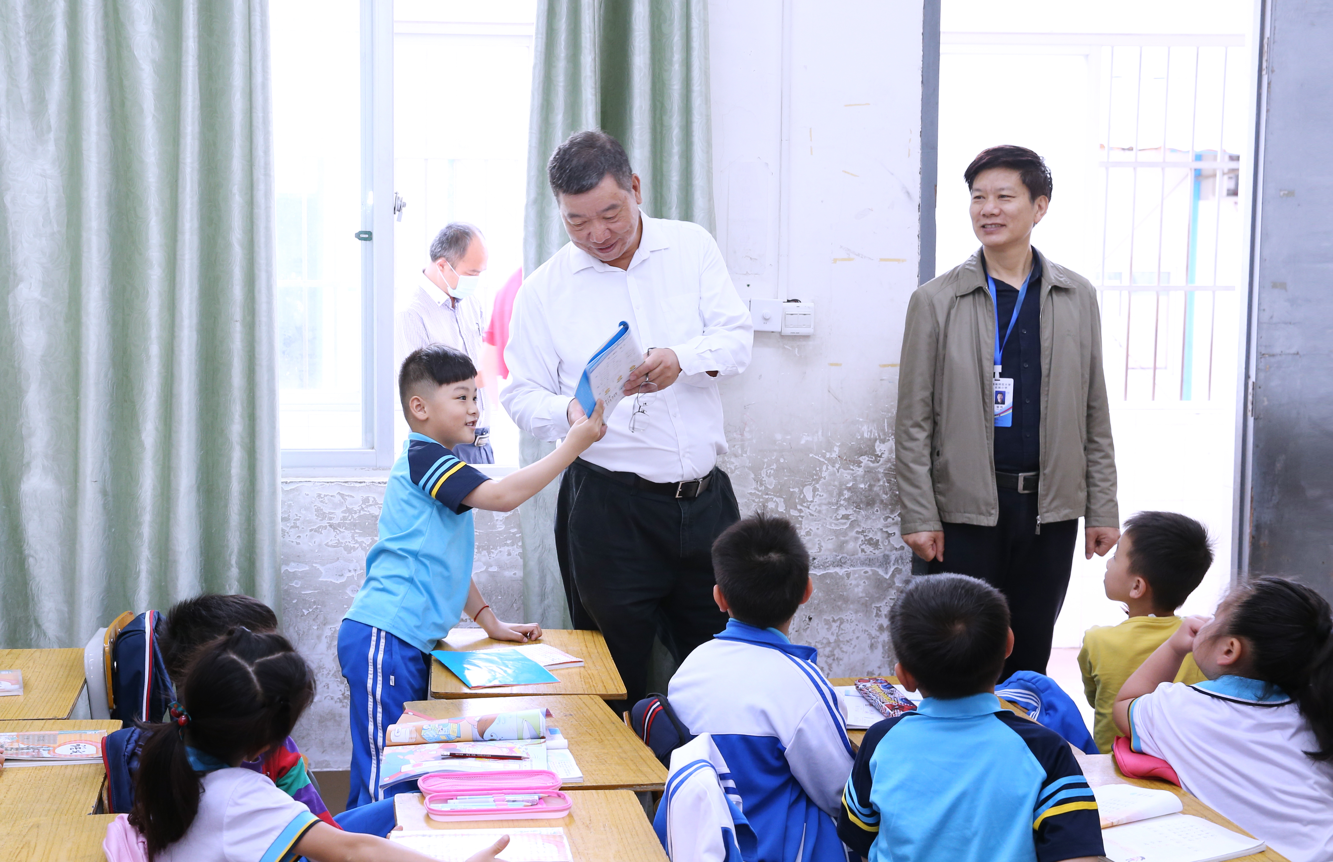 校领导检查新学期开学工作情况