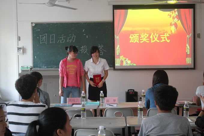 实践社会主义核心价值观，开创奋斗激扬青春大学路――记初教学院2014团日活动汇报问答