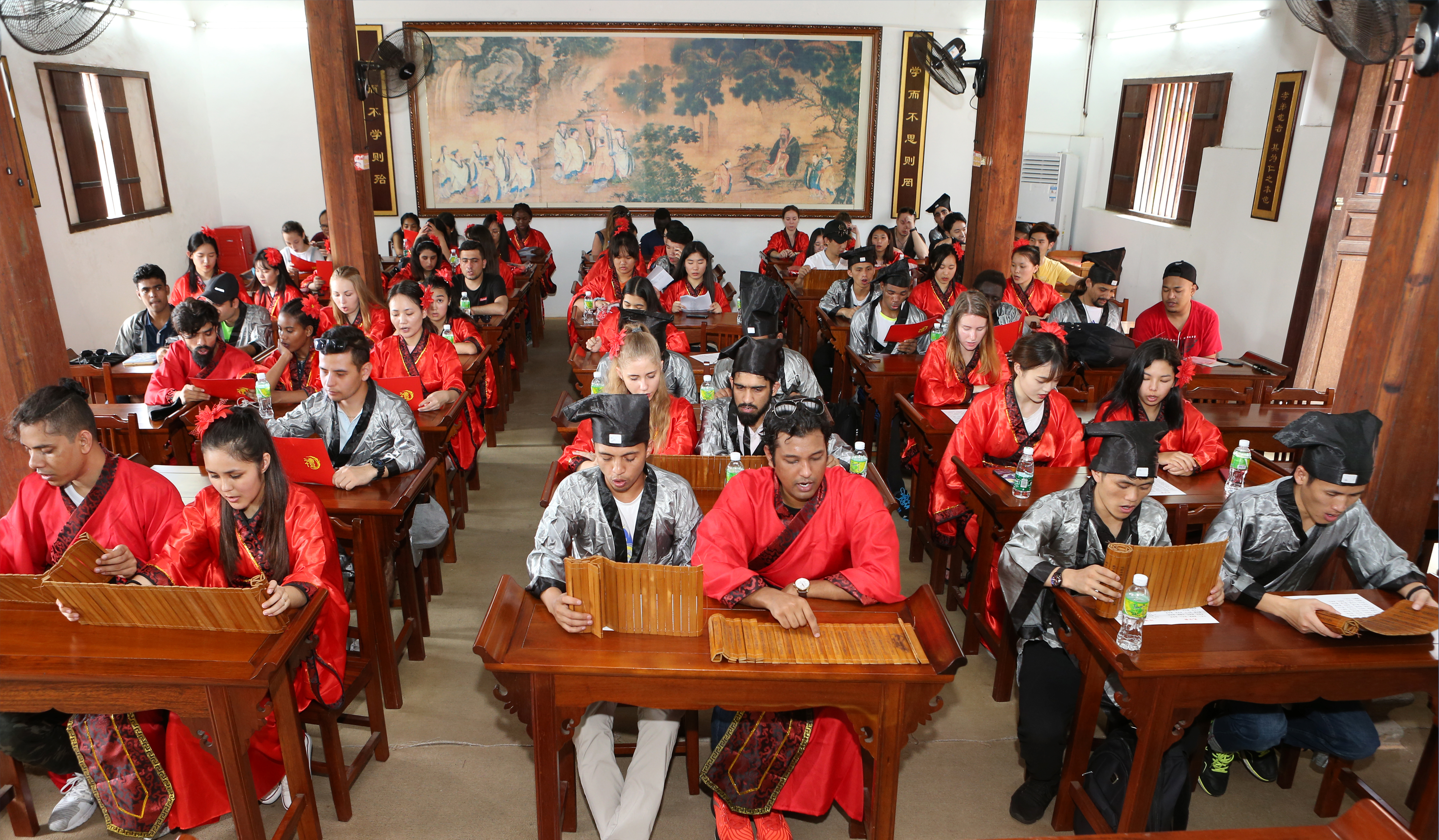 着汉服、齐吟诵――我校留学生亲身体验“感知中国”