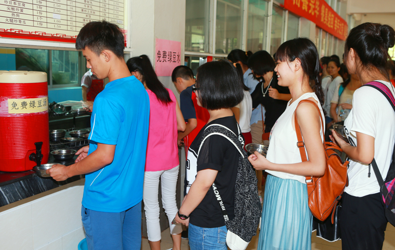 一碗绿豆送清凉 关爱学生点滴起――我校食堂为师生免费提供绿豆汤