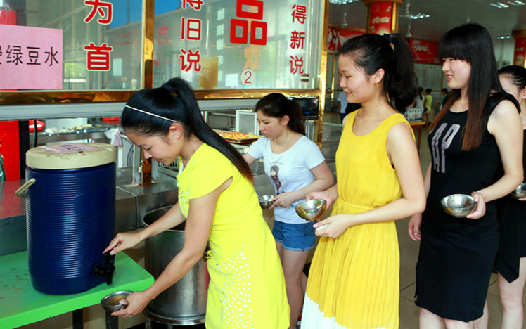 一碗绿豆送清凉 关爱学生点滴起――我校食堂为师生免费提供绿豆汤