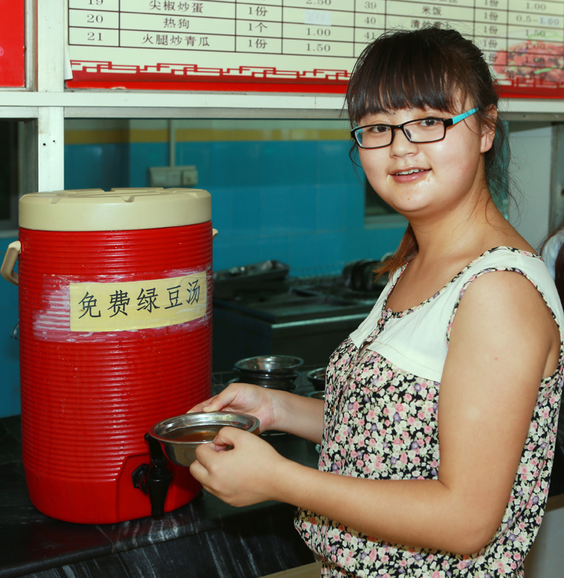 一碗绿豆送清凉 关爱学生点滴起――我校食堂为师生免费提供绿豆汤