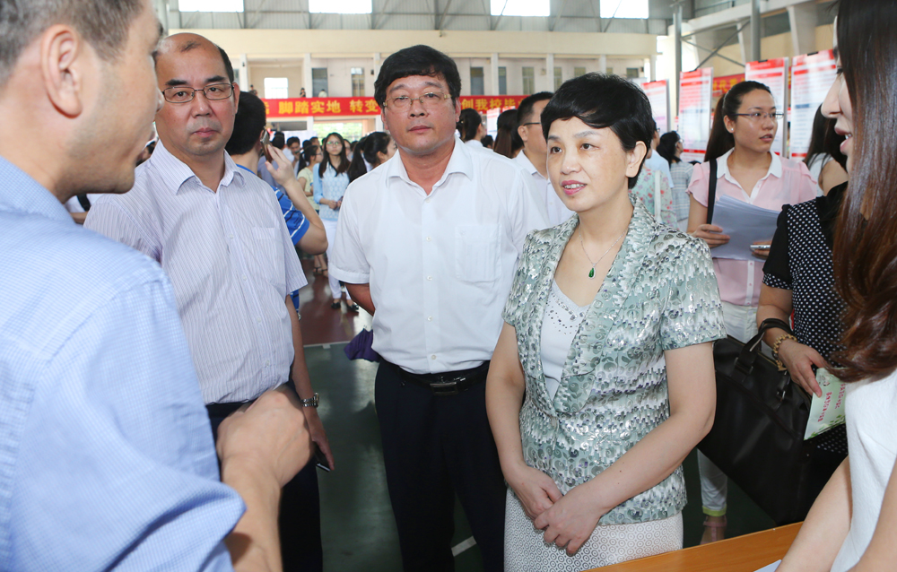我校举办2015届毕业生供需洽谈会