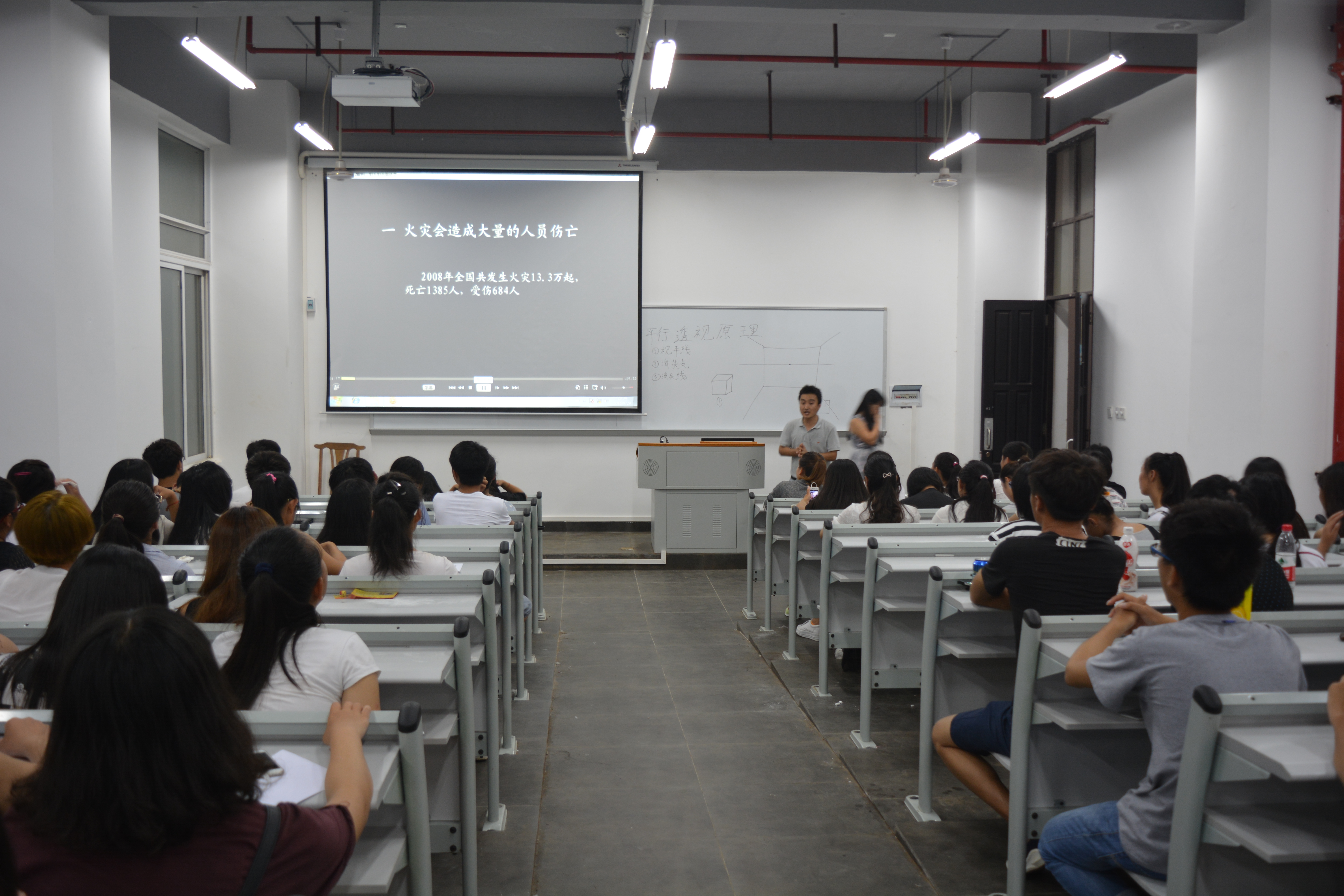 海南师范大学美术学院为新生开展校史与安全宣讲活动