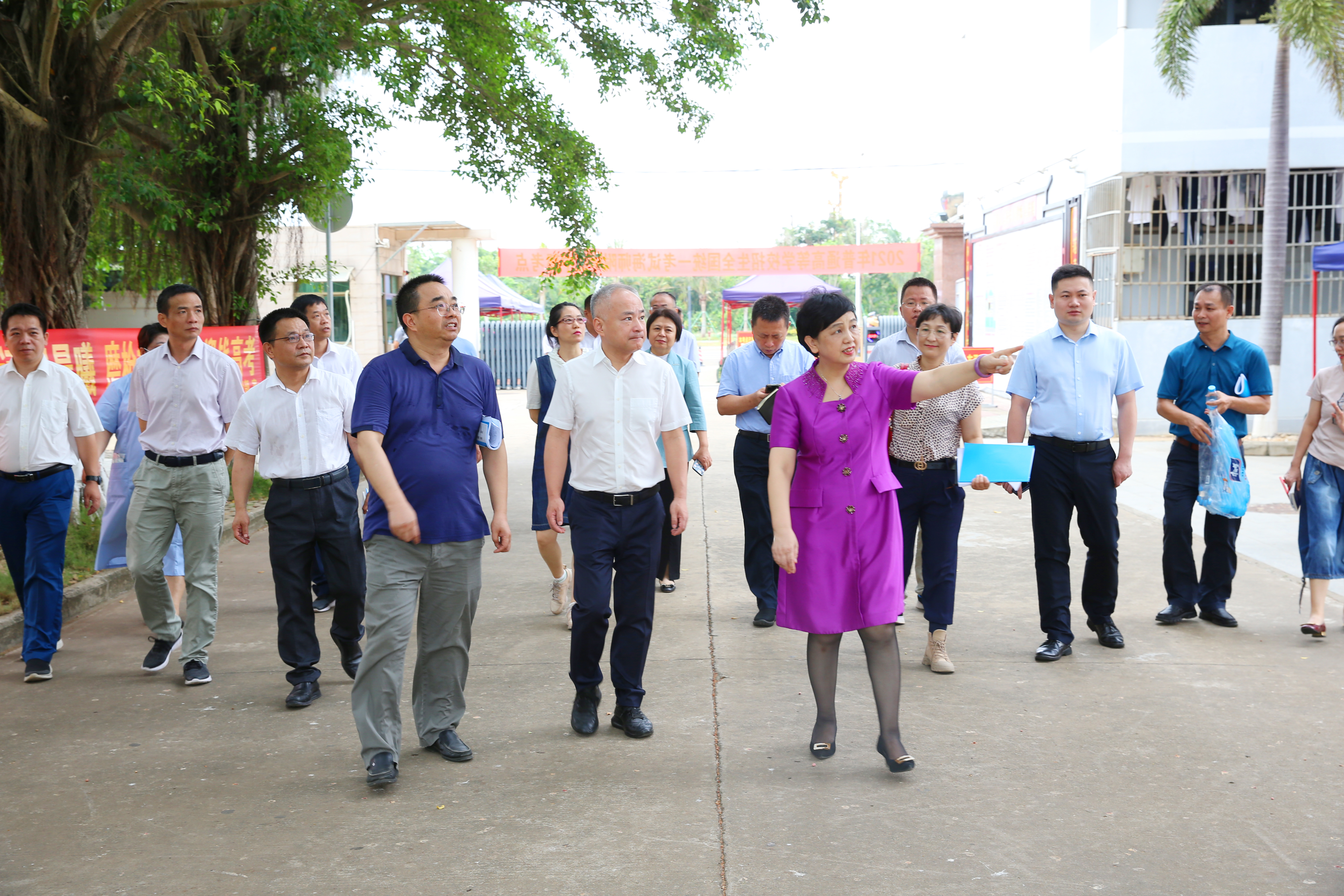 海口市长丁晖一行视察海师附中高考备考工作