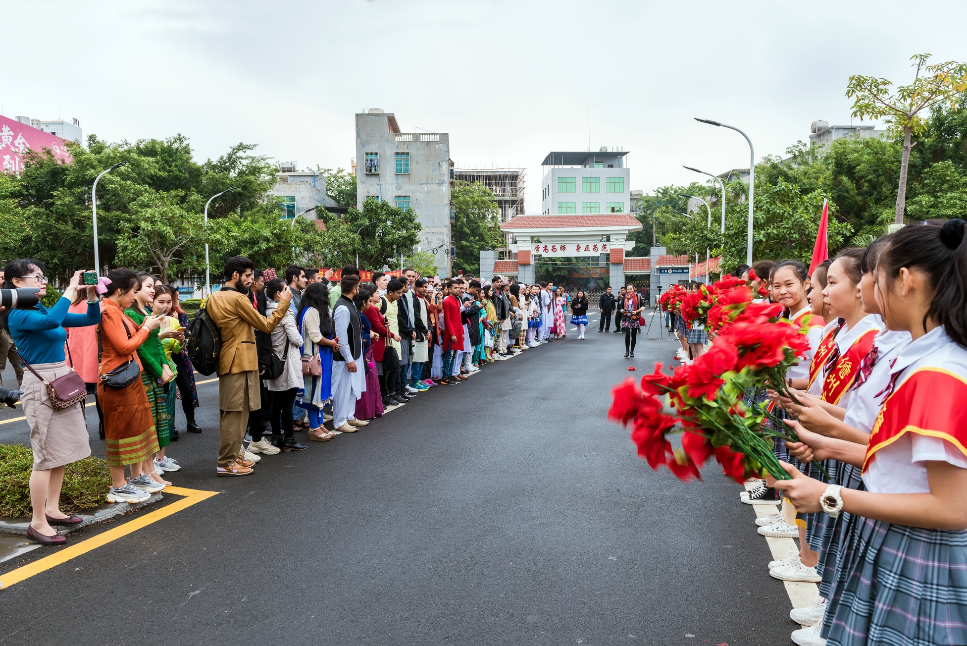 我校留学生赴儋州白马井中学开展国际文化教育实践活动
