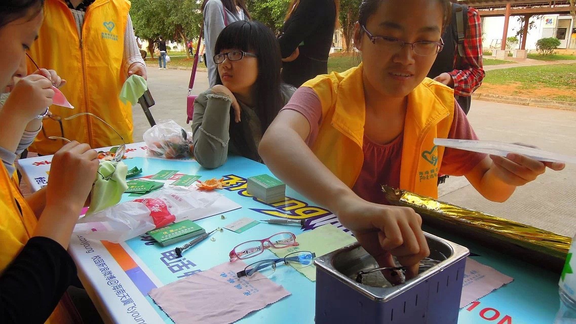学习雷锋精神 塑造和谐外院 ―― 记外国语学院“晨风便民”学雷锋活动