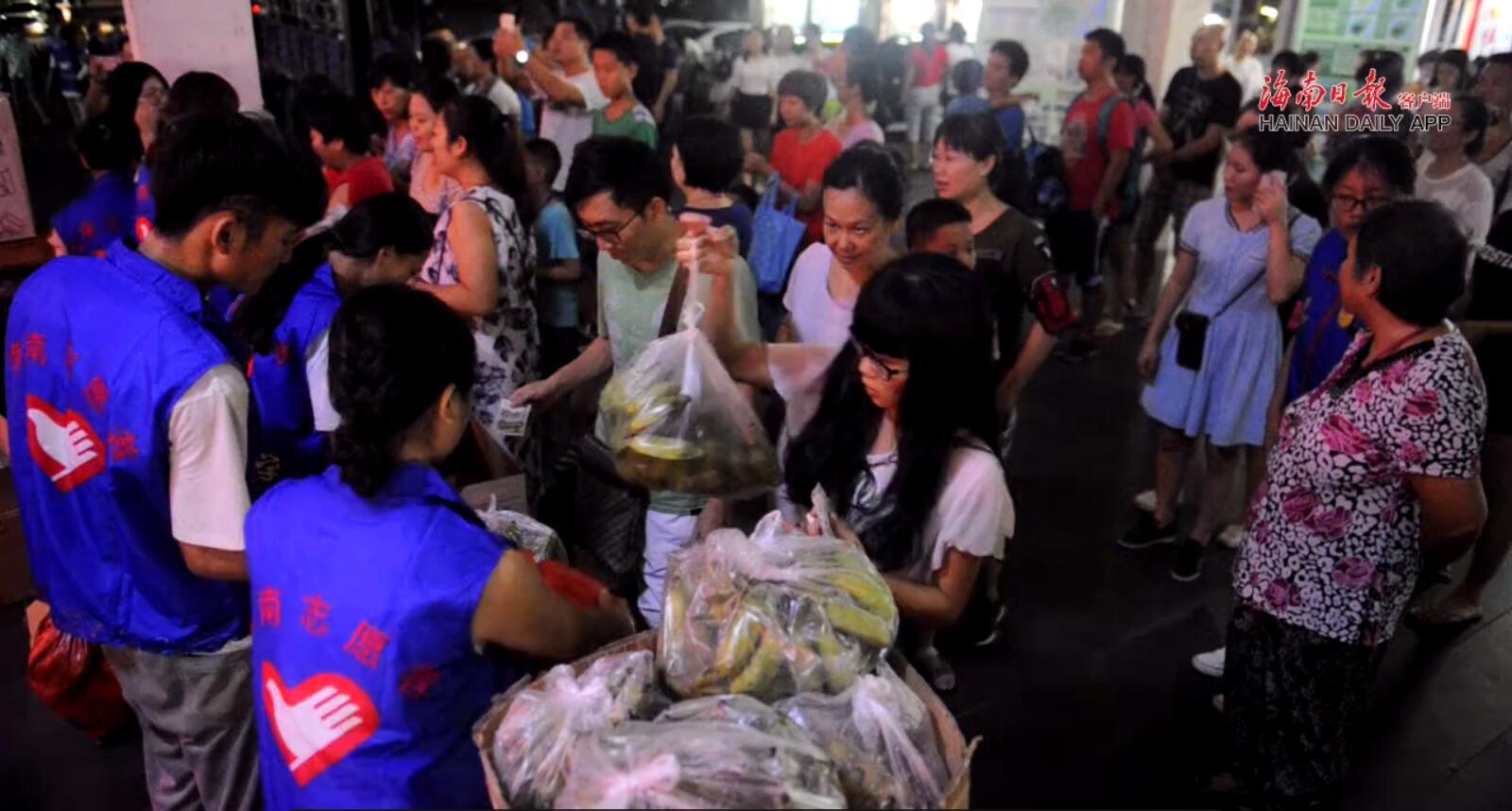 【扶贫专题】海师师生齐出力 5小时助亚欠村民售出4000多斤香粉蕉